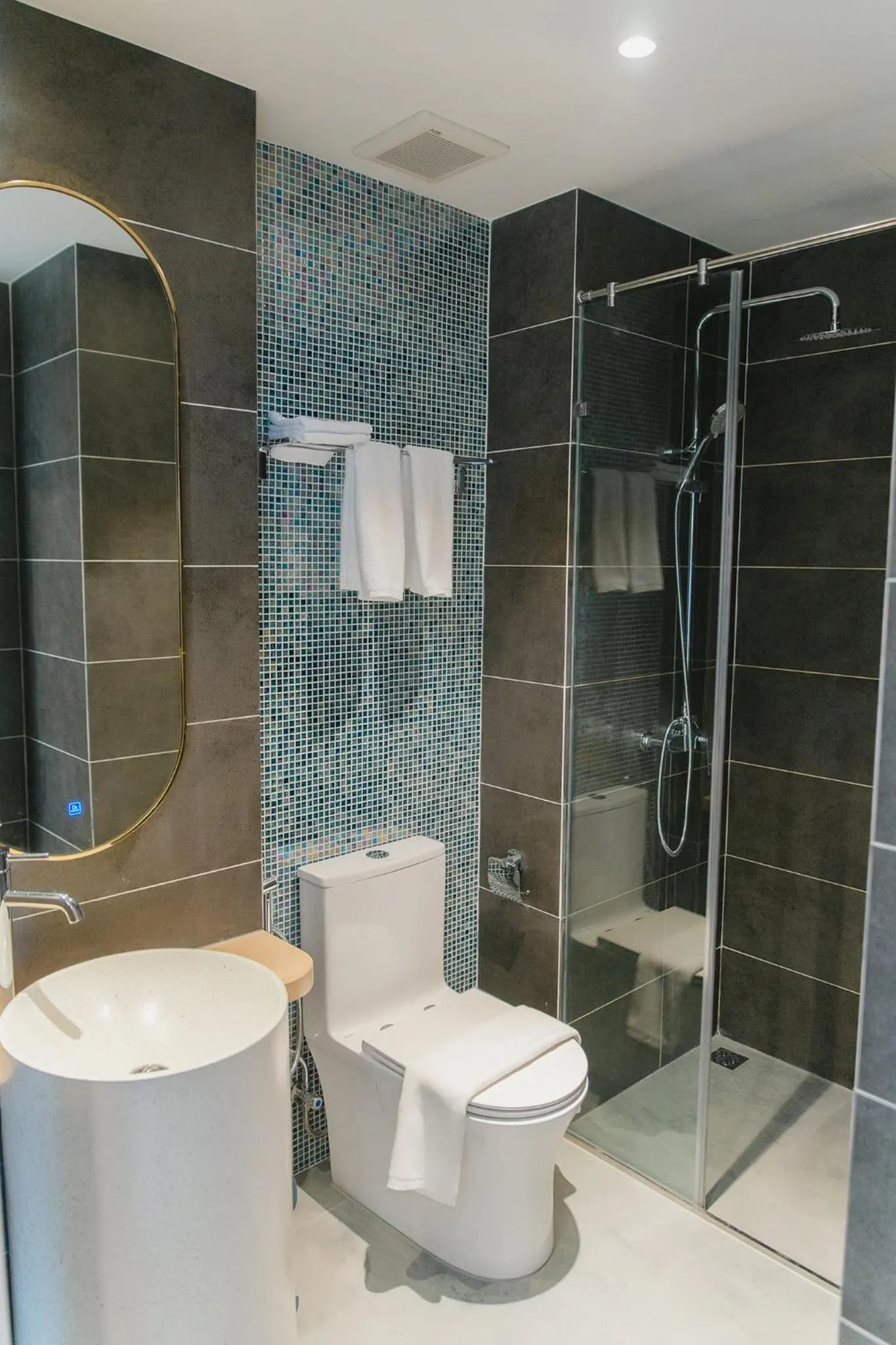 Bathroom in SHI HOUSE by Haviland