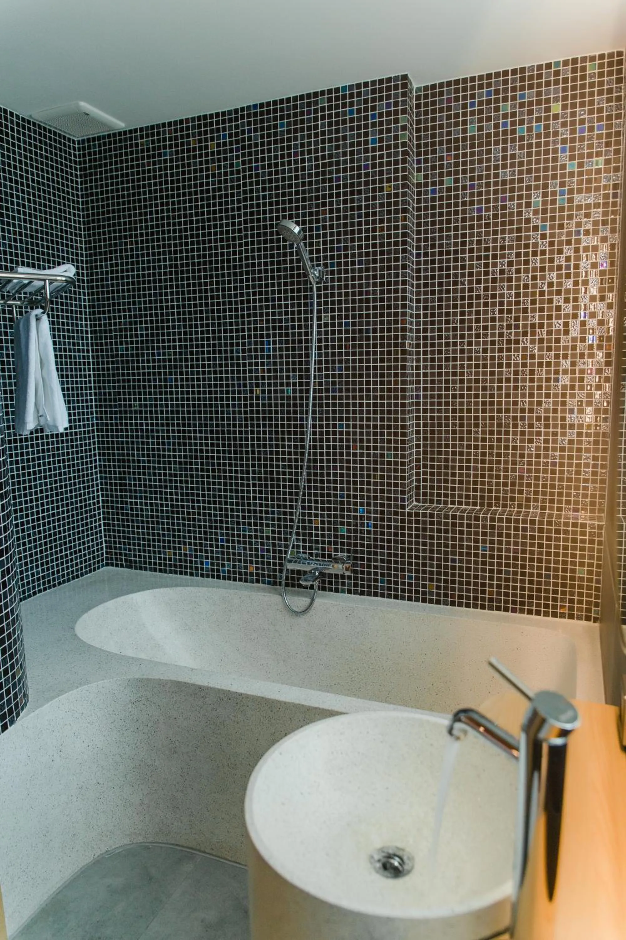 Bathroom in SHI HOUSE by Haviland