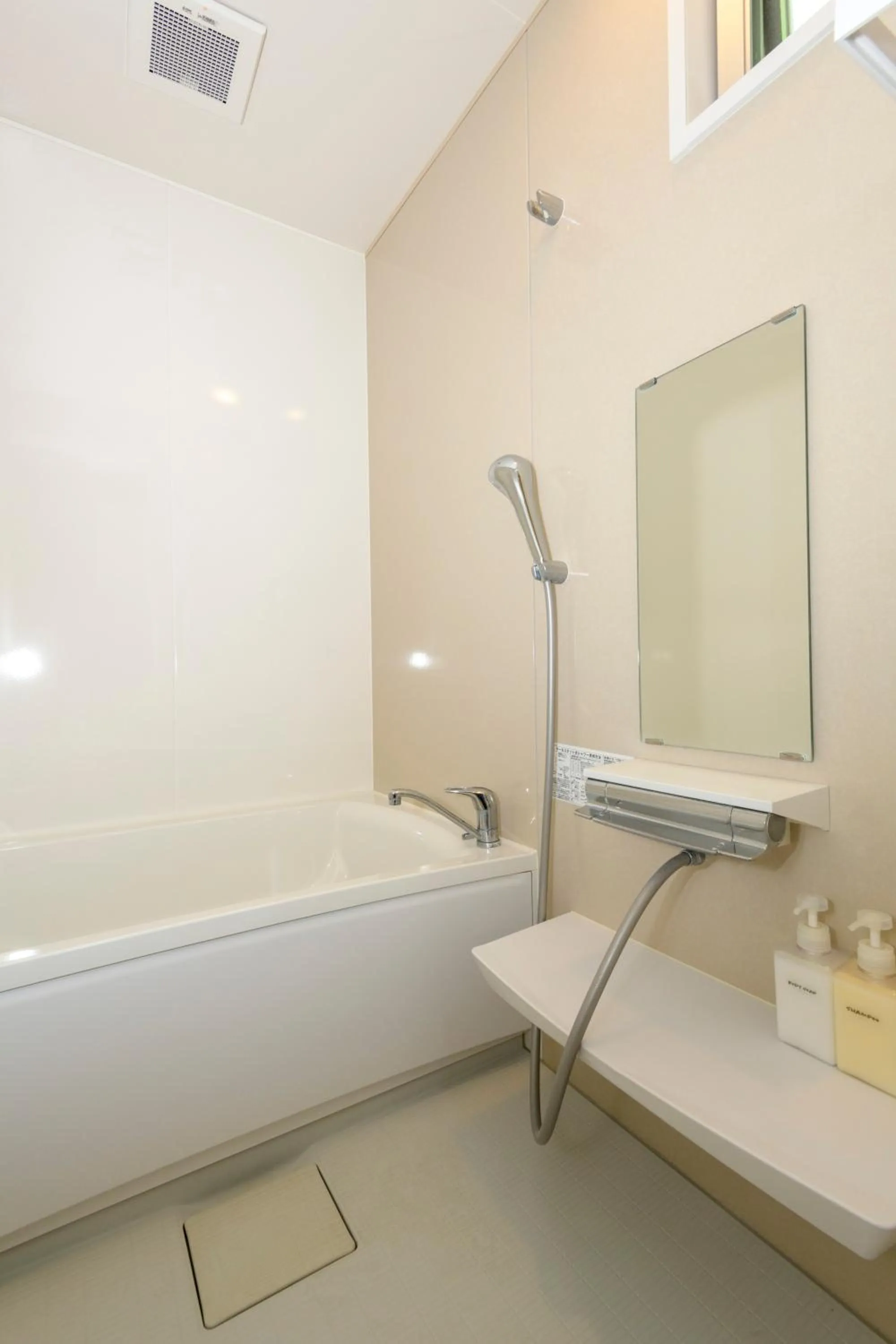 Bathroom in WhiteShisa