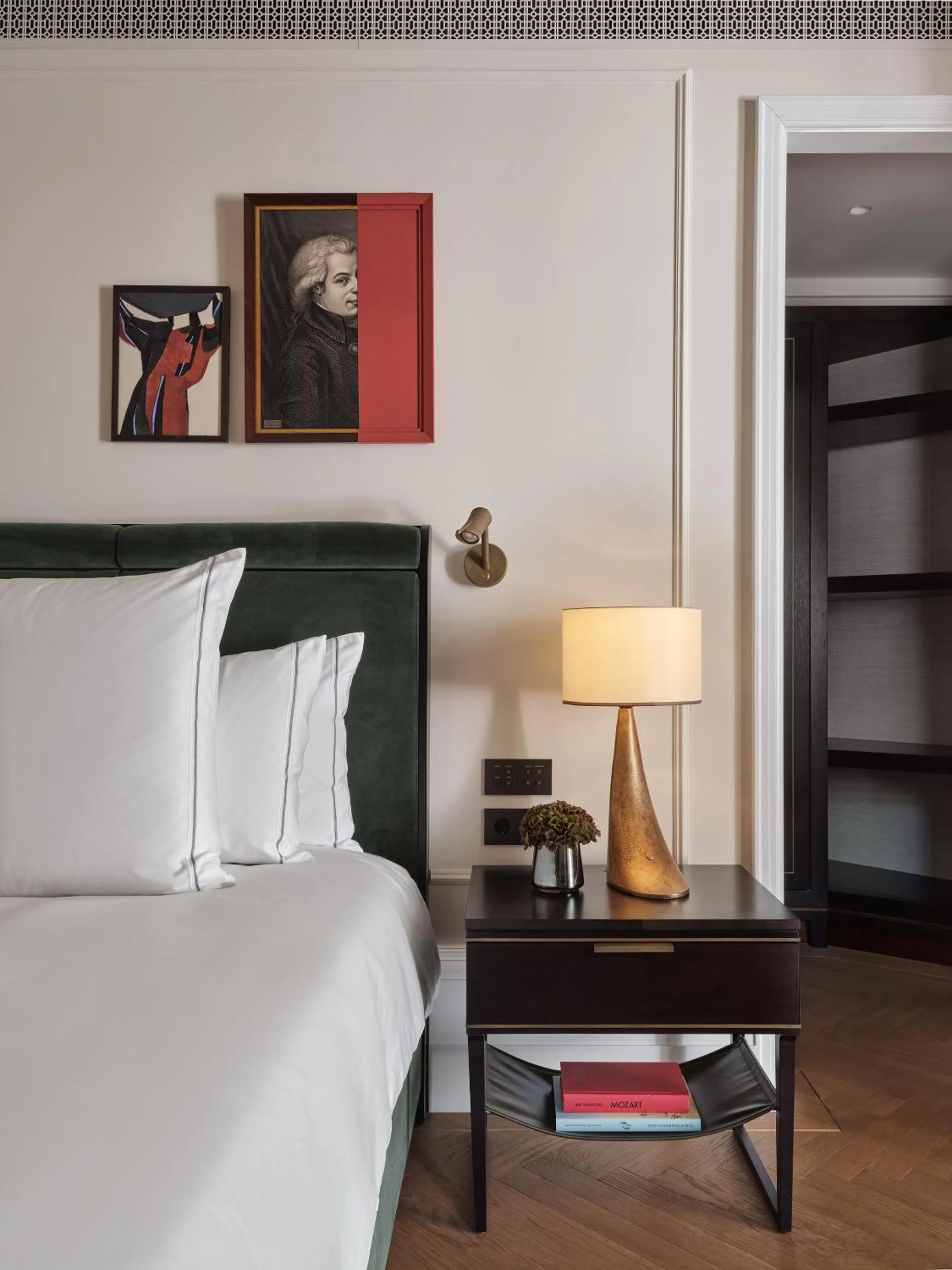 Bed in Rosewood Vienna