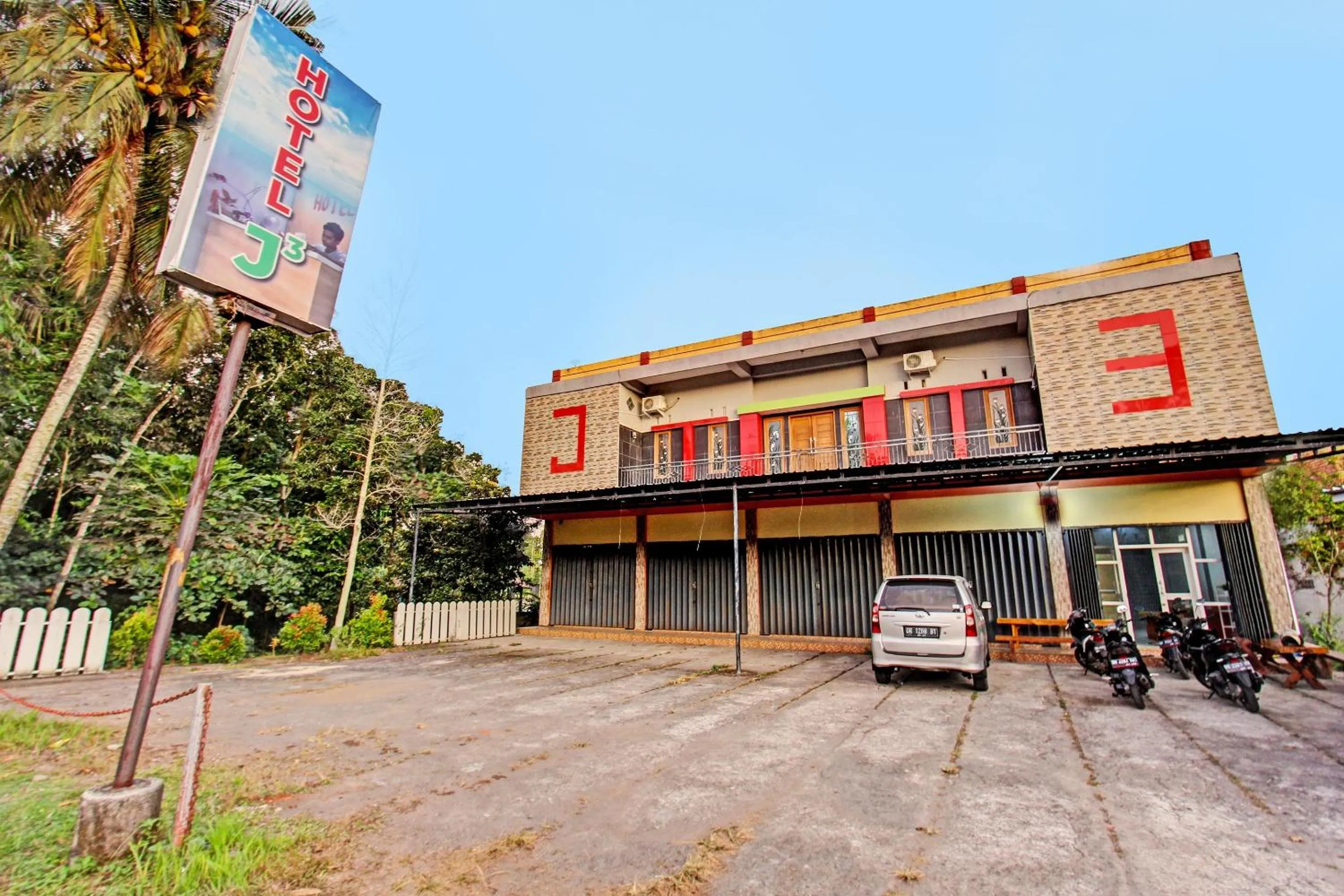 Facade/entrance in Hotel O J3