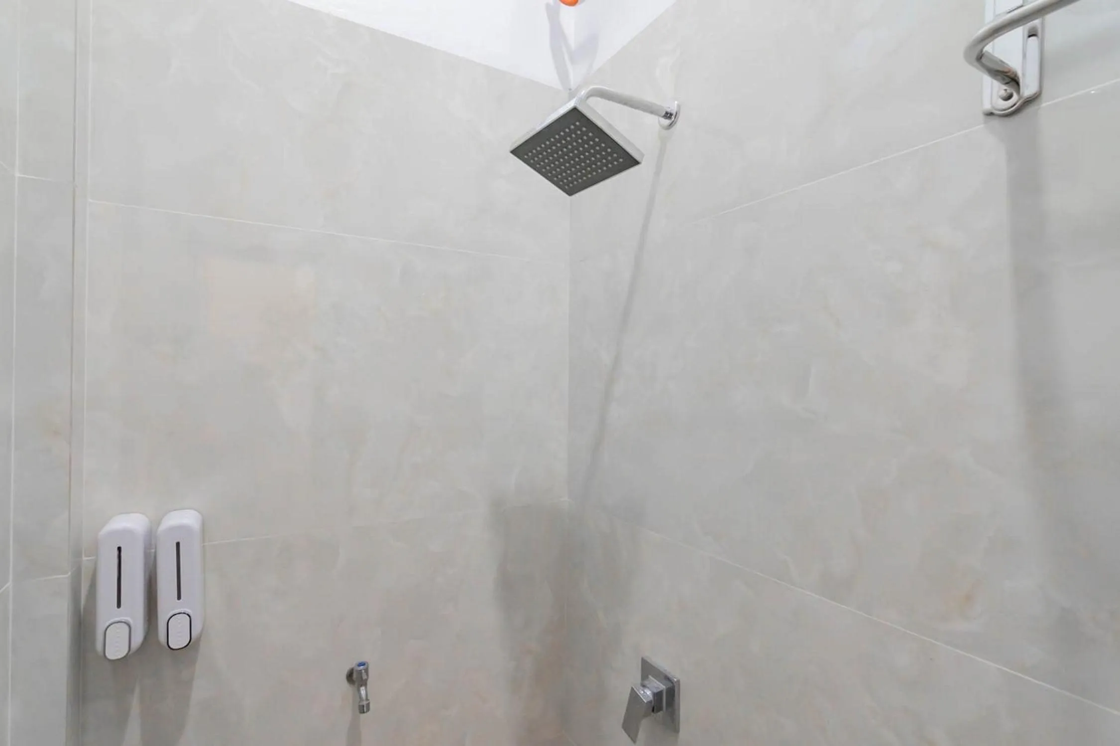 Bathroom in RedDoorz Syariah @ Tanggeung