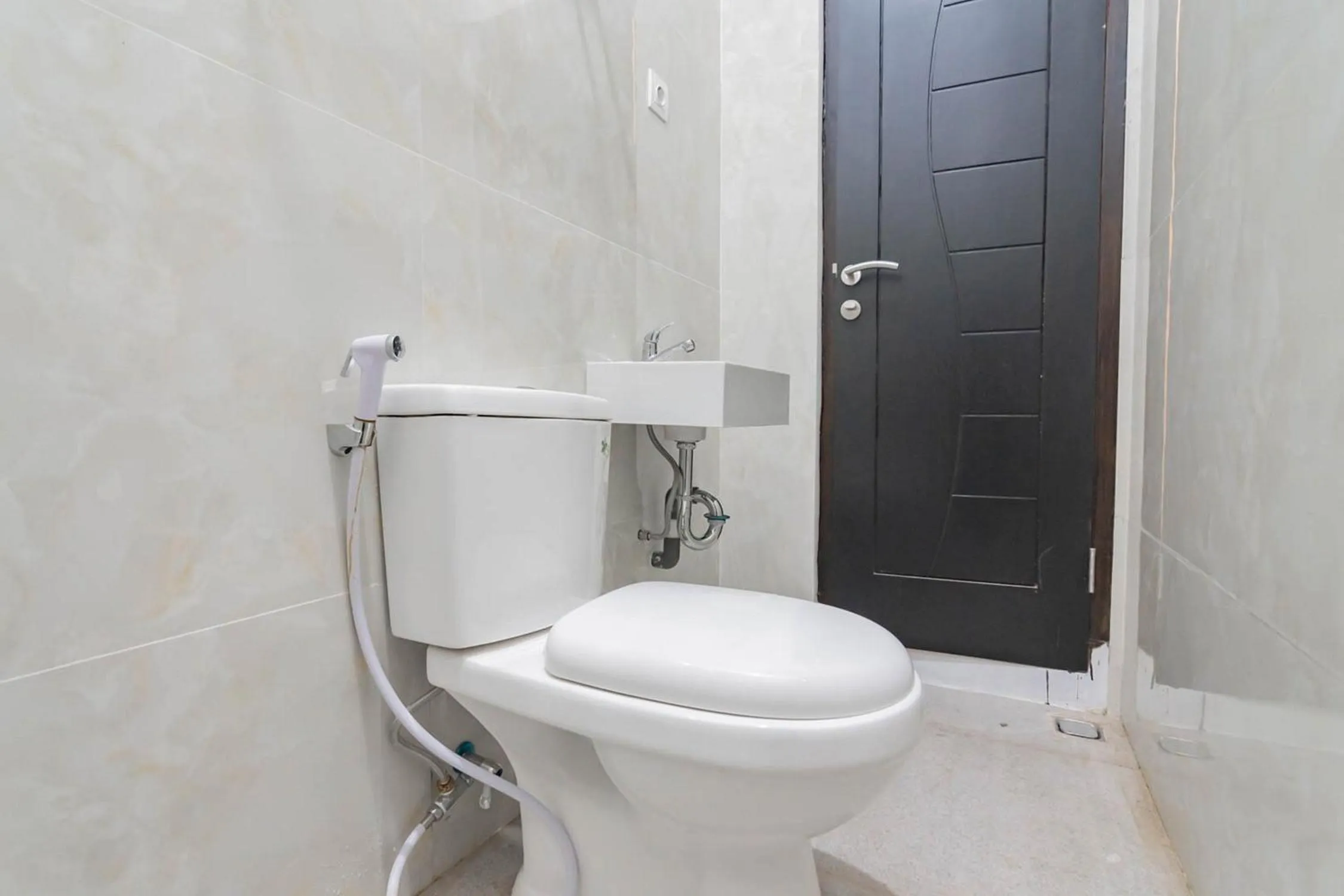 Bathroom in RedDoorz Syariah @ Tanggeung