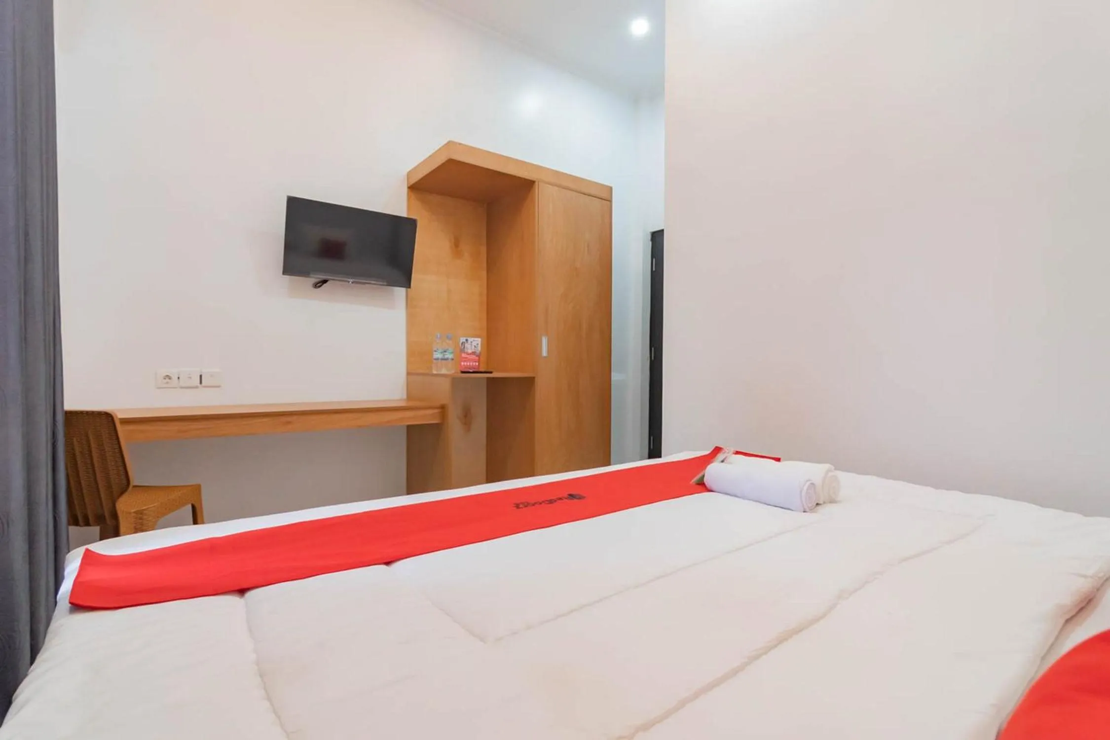 Bedroom, Bed in RedDoorz Syariah @ Tanggeung