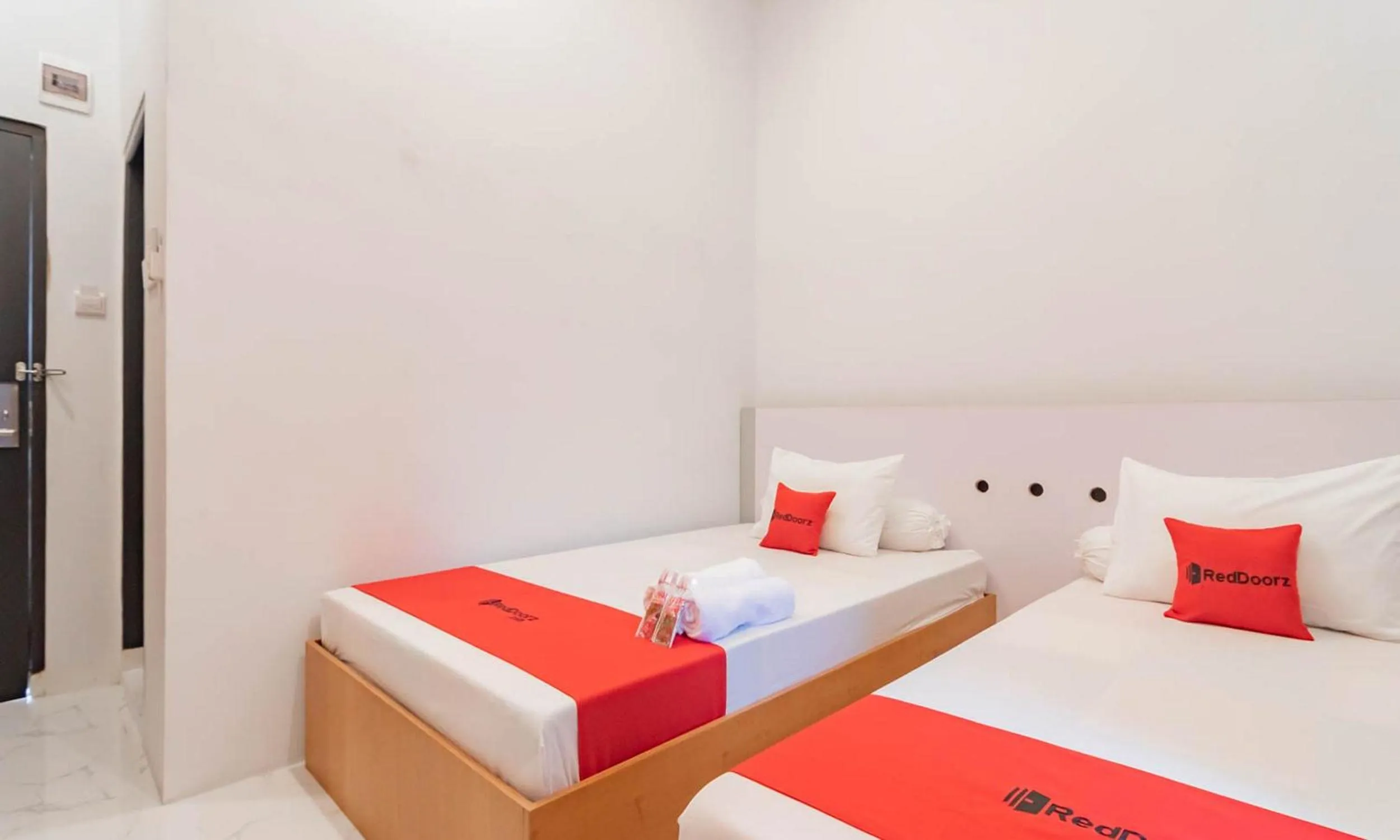 Bedroom, Bed in RedDoorz Syariah @ Tanggeung