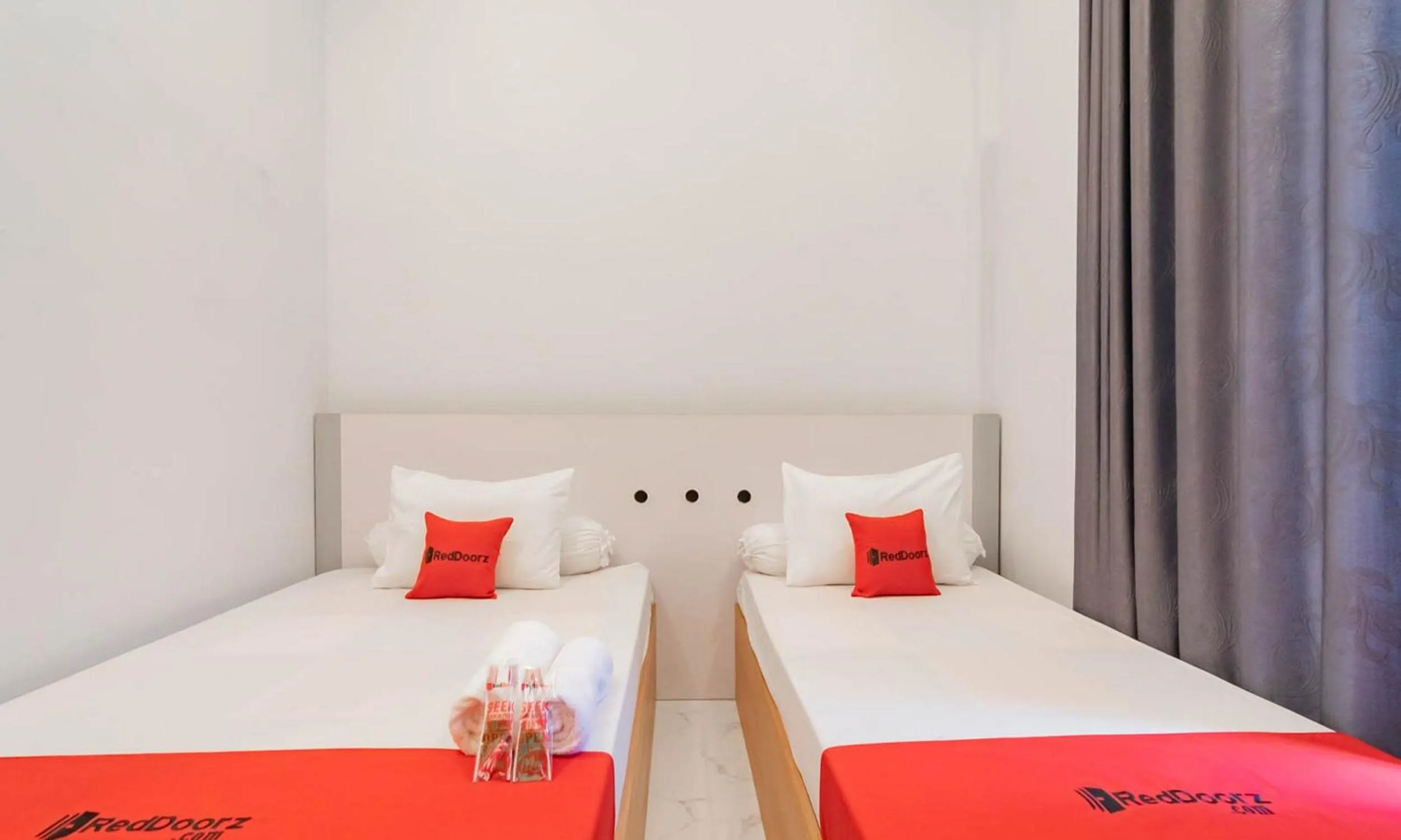 Bedroom, Bed in RedDoorz Syariah @ Tanggeung