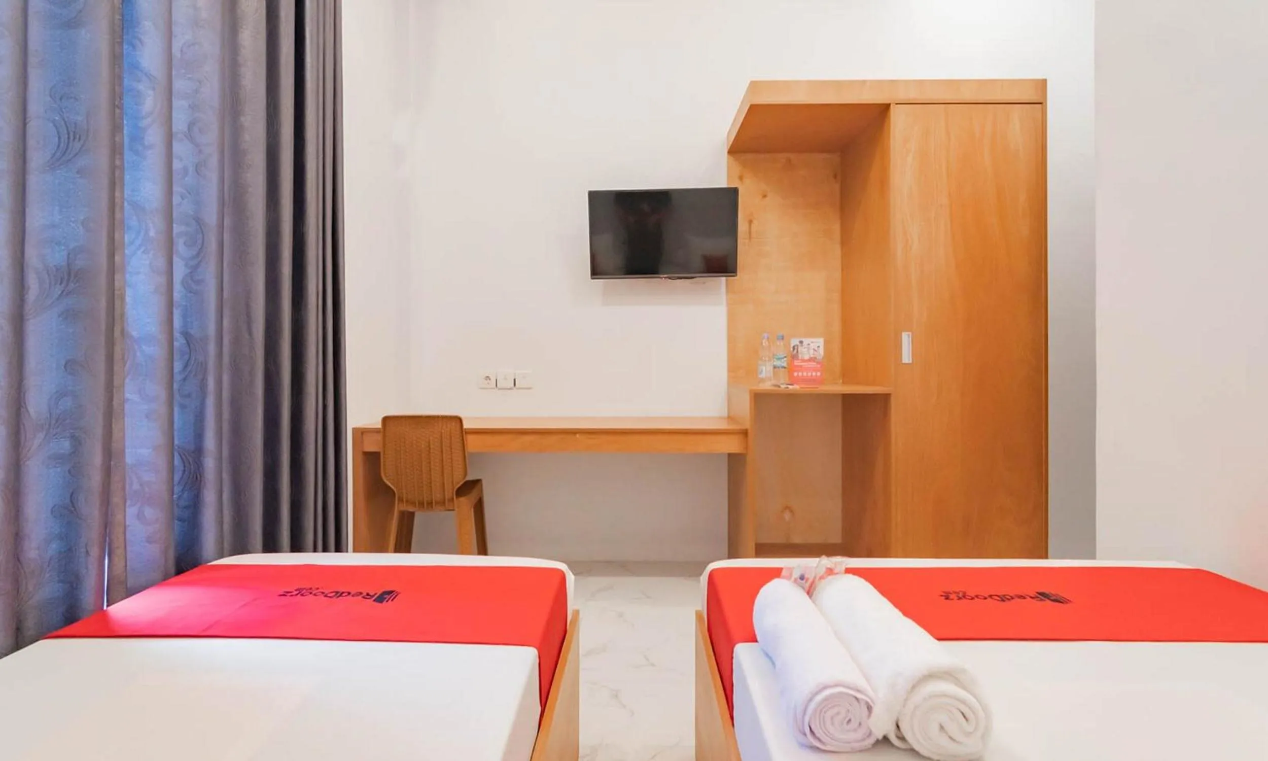 Bedroom, Bed in RedDoorz Syariah @ Tanggeung