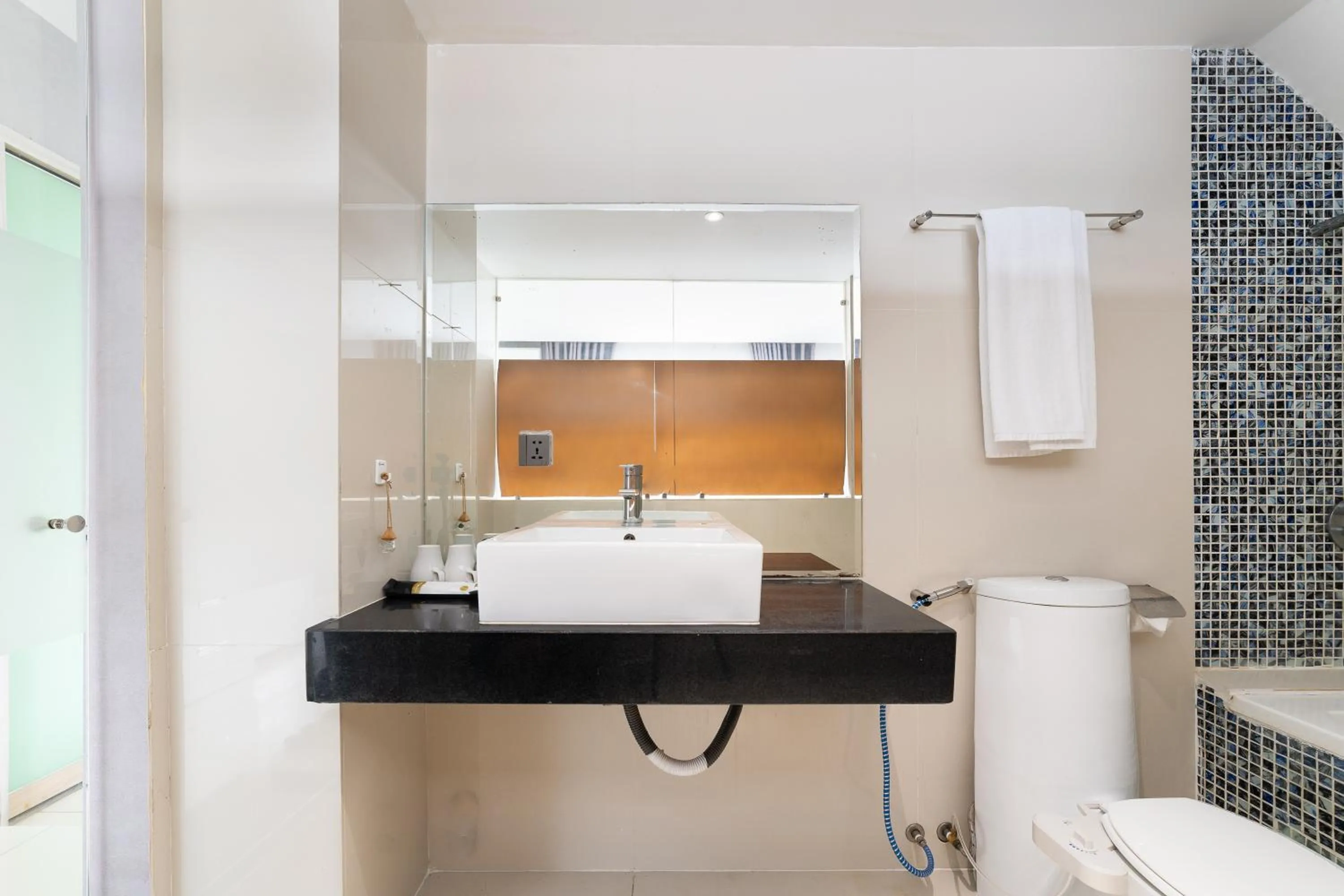 Shower in Collection O Sunshine Garden Hotel