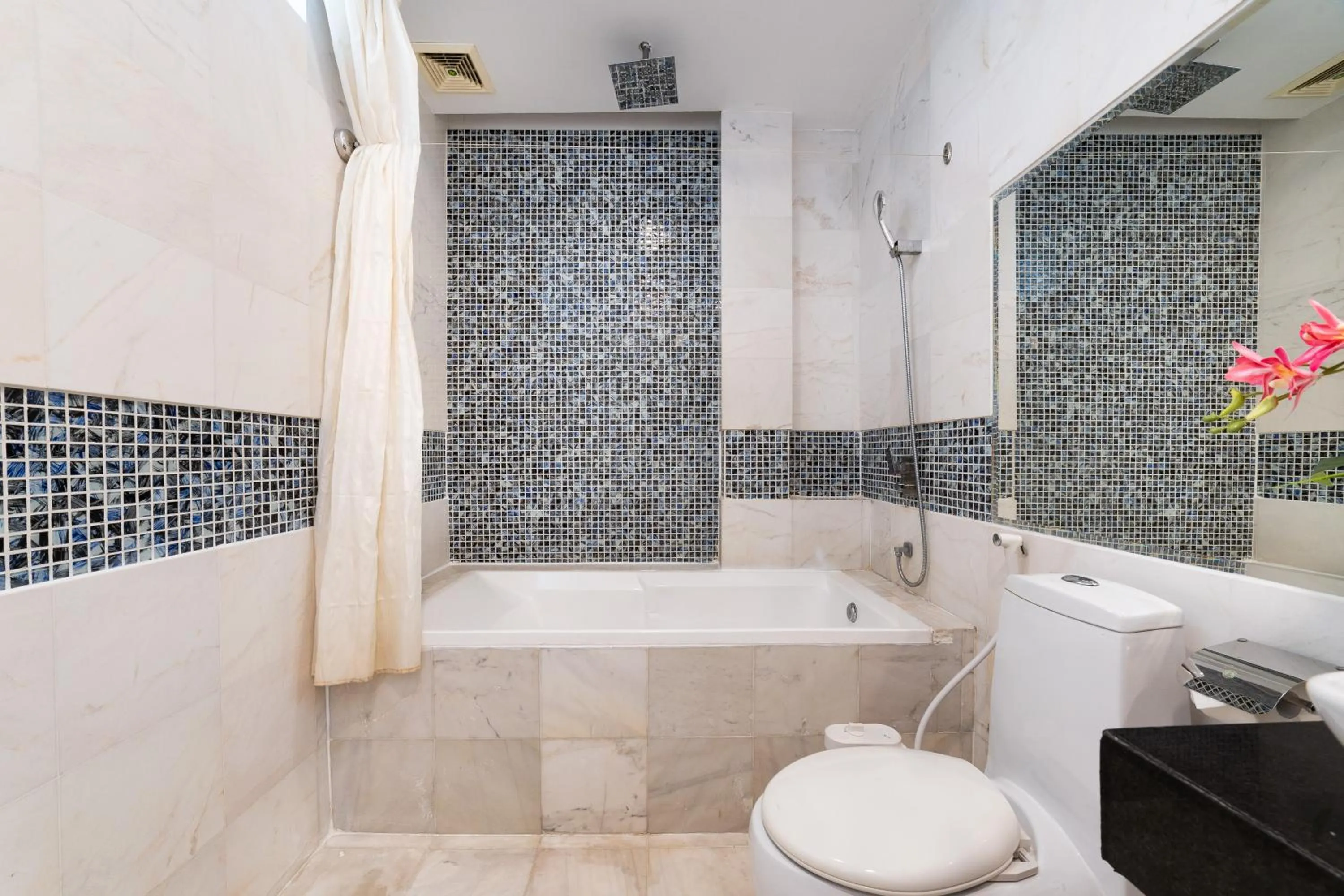 Shower in Collection O Sunshine Garden Hotel