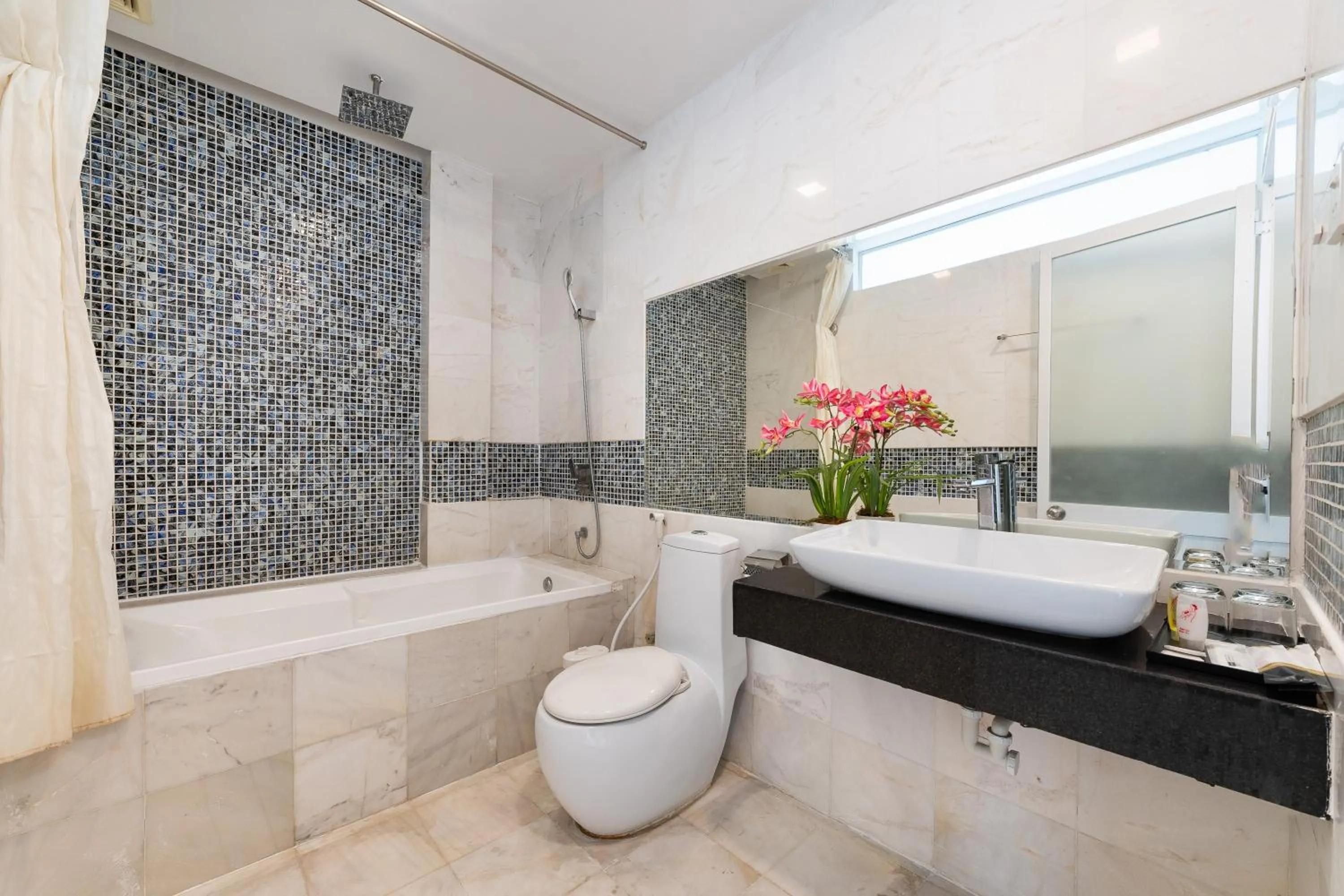 Shower in Collection O Sunshine Garden Hotel