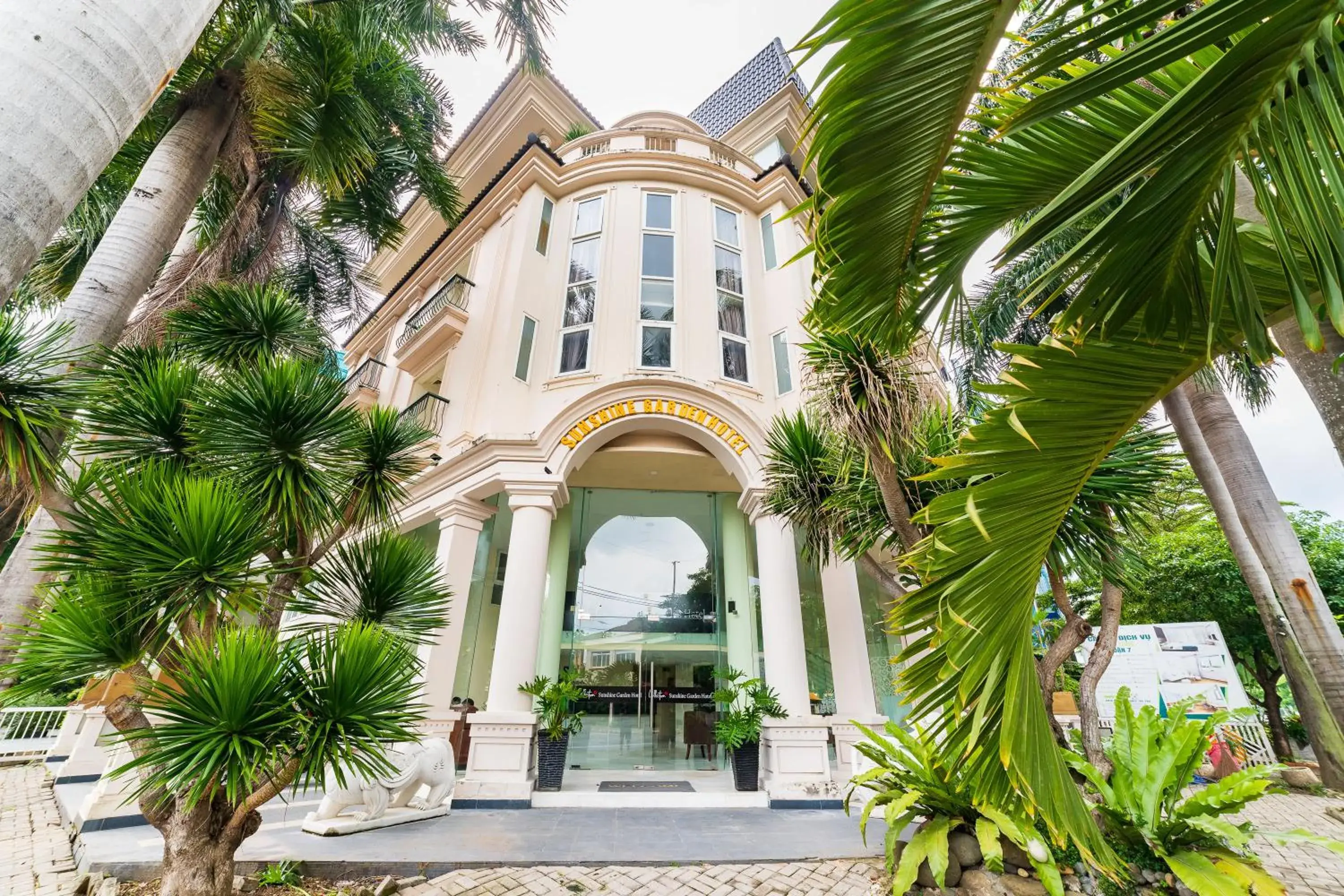 Property building in Collection O Sunshine Garden Hotel Property building in Collection O Sunshine Garden Hotel