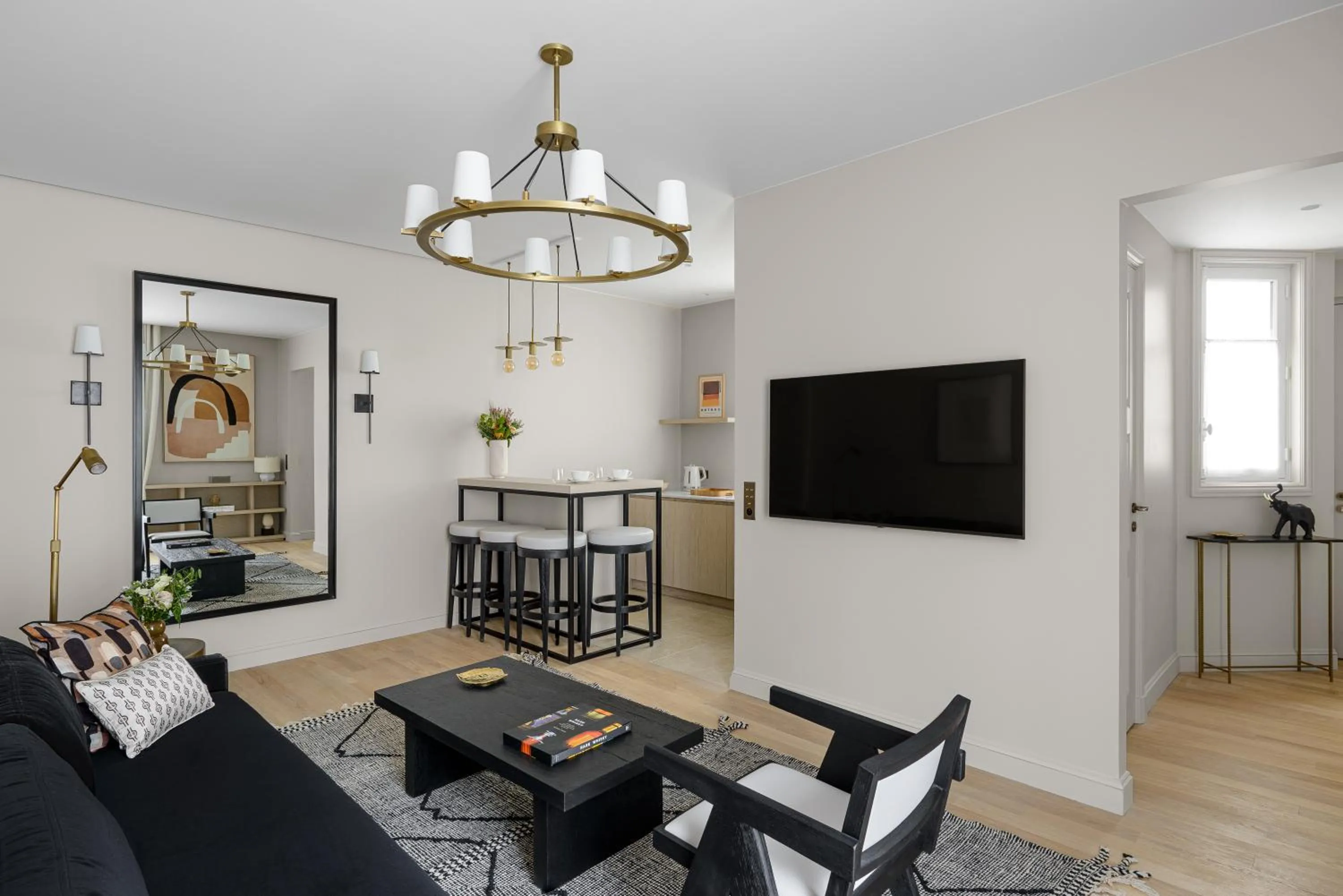 TV and multimedia in Black Door