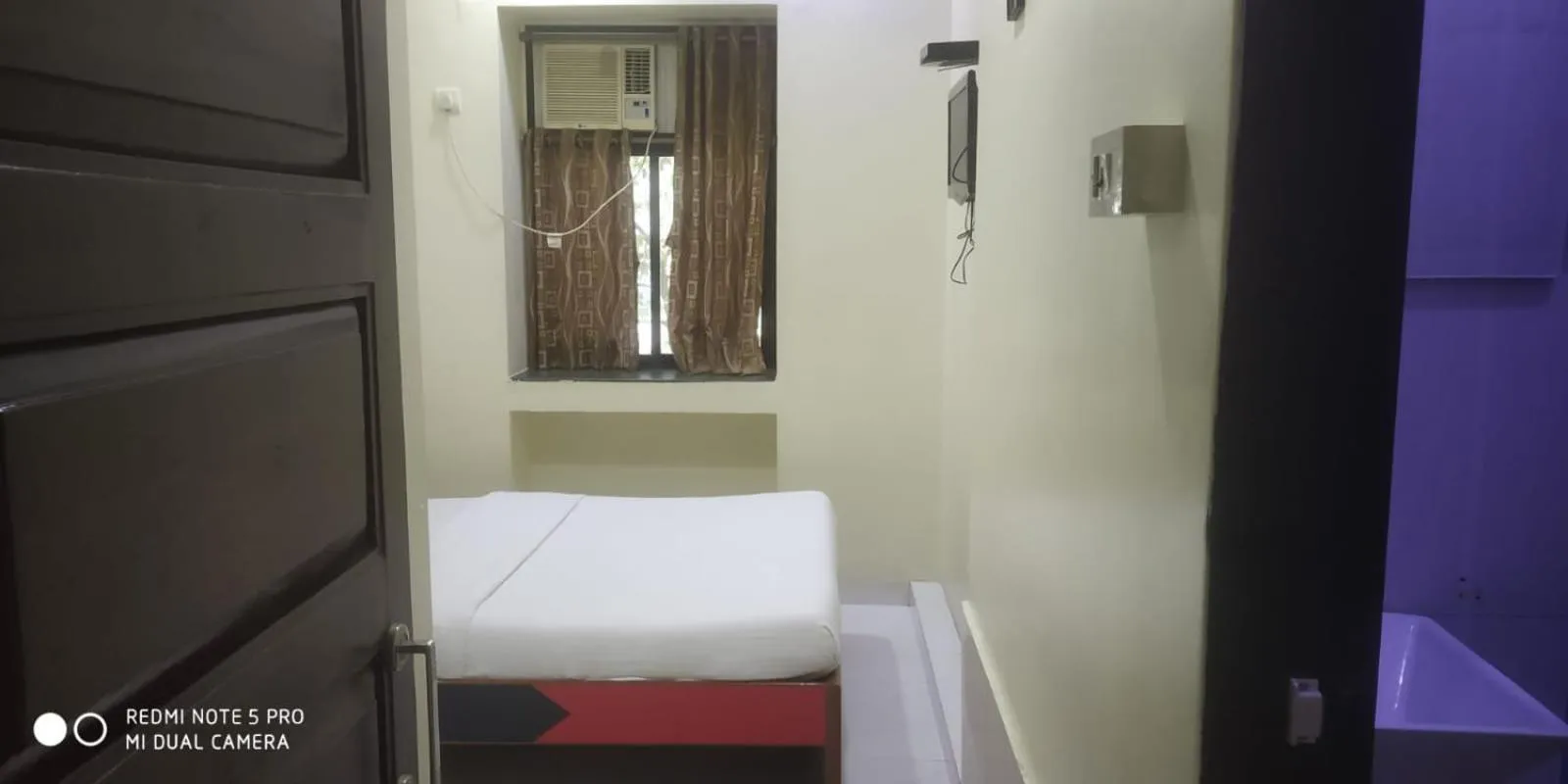 Bed in Hotel Sea View - Near Taj Hotel