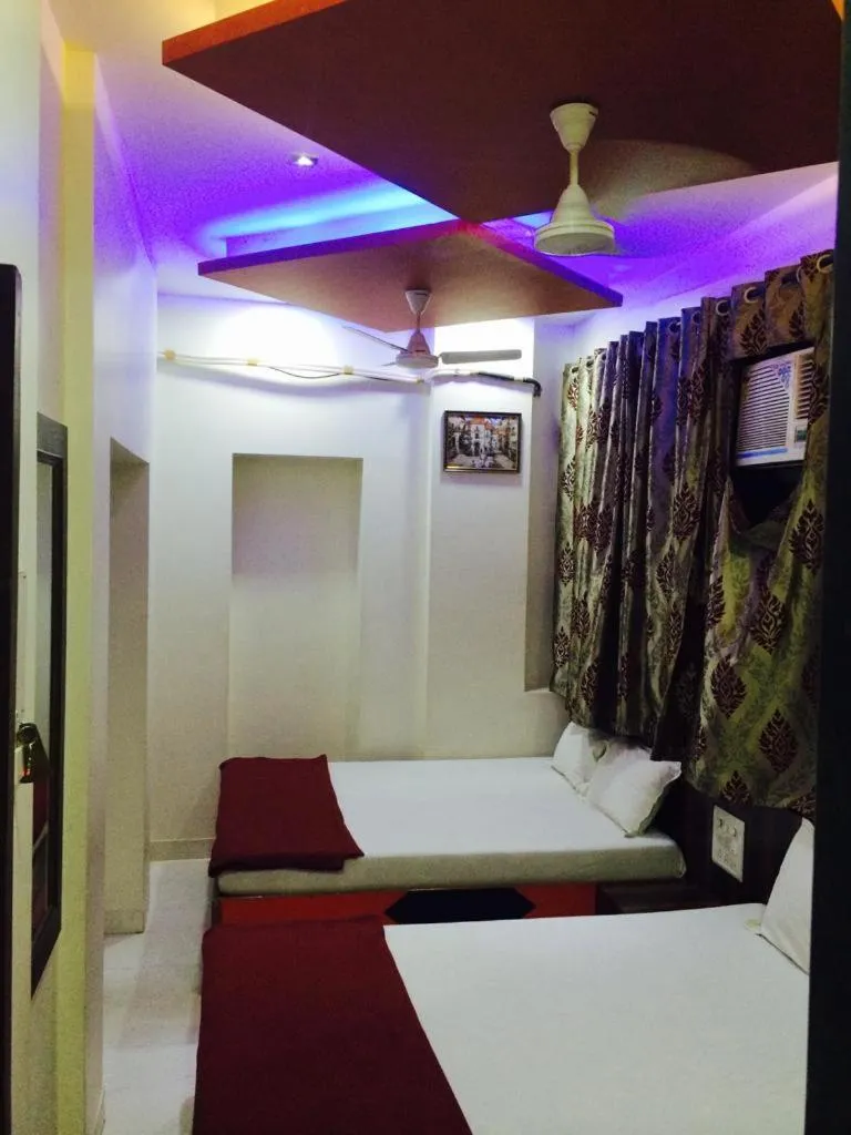 Bed in Hotel Sea View - Near Taj Hotel