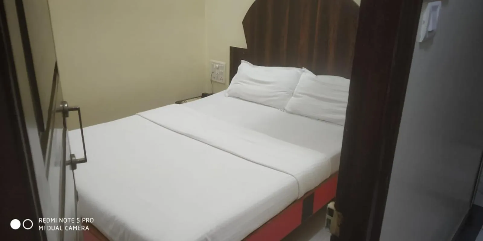 Bed in Hotel Sea View - Near Taj Hotel