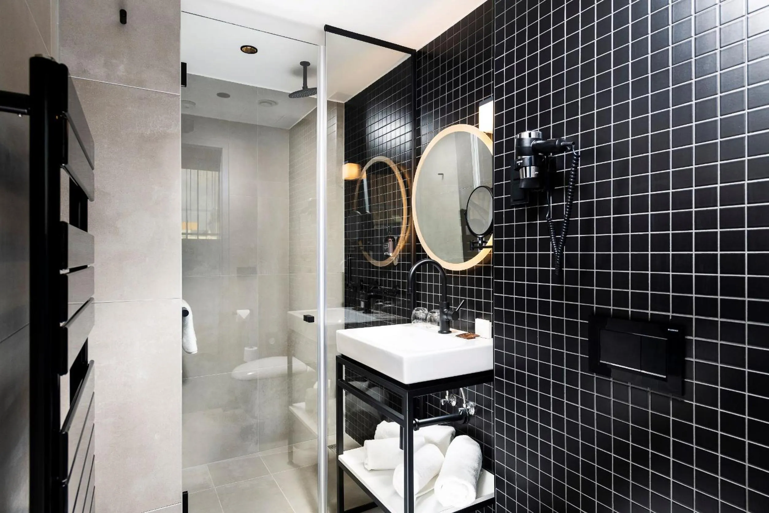 Shower in Three Corners Downtown Hotel