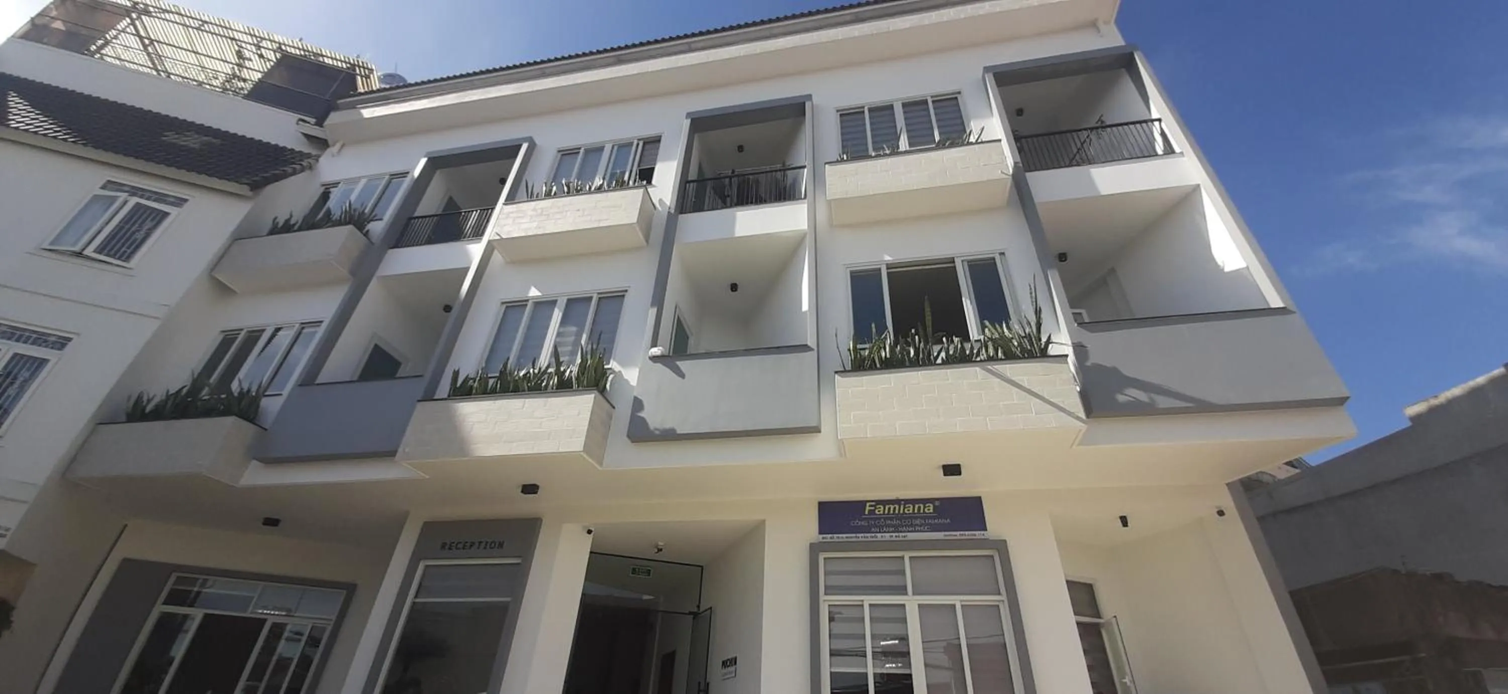 Facade/entrance in OYO 1161 Puchin Hotel And Apartment