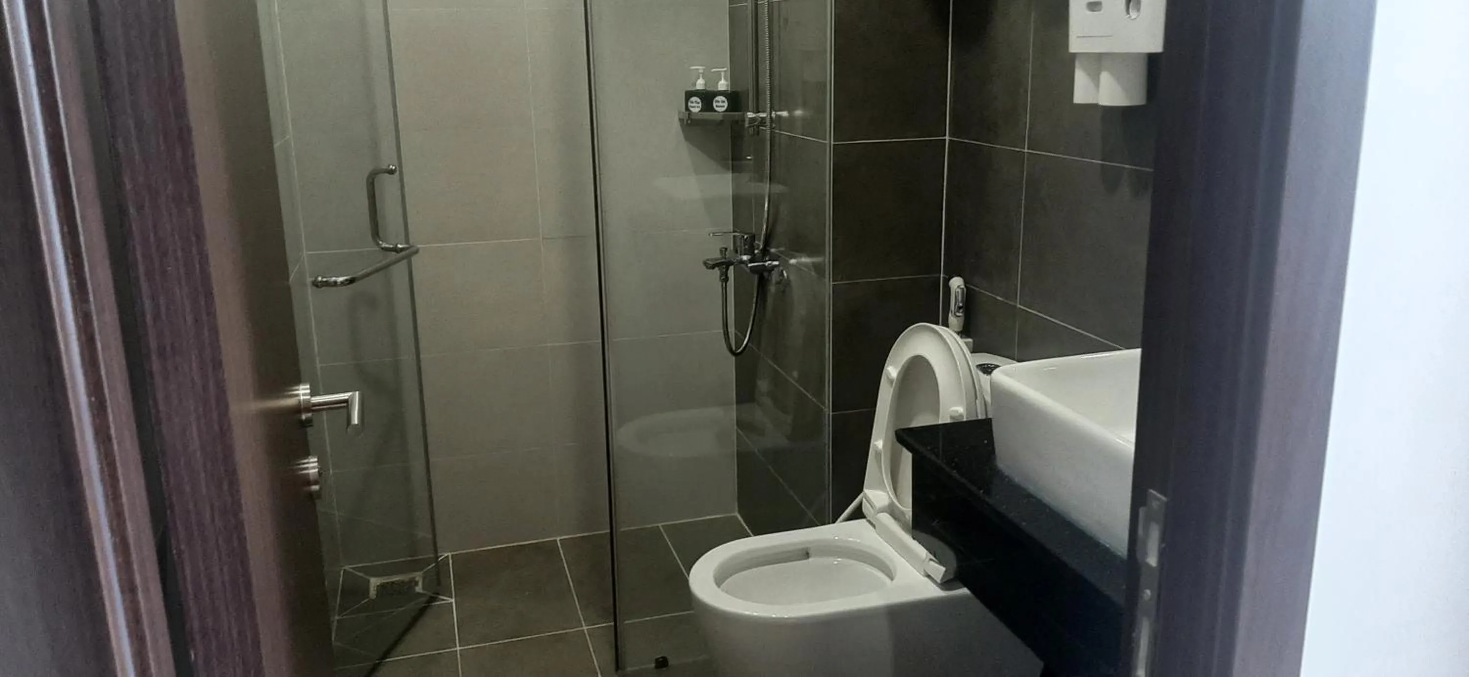 Bathroom in OYO 1161 Puchin Hotel And Apartment