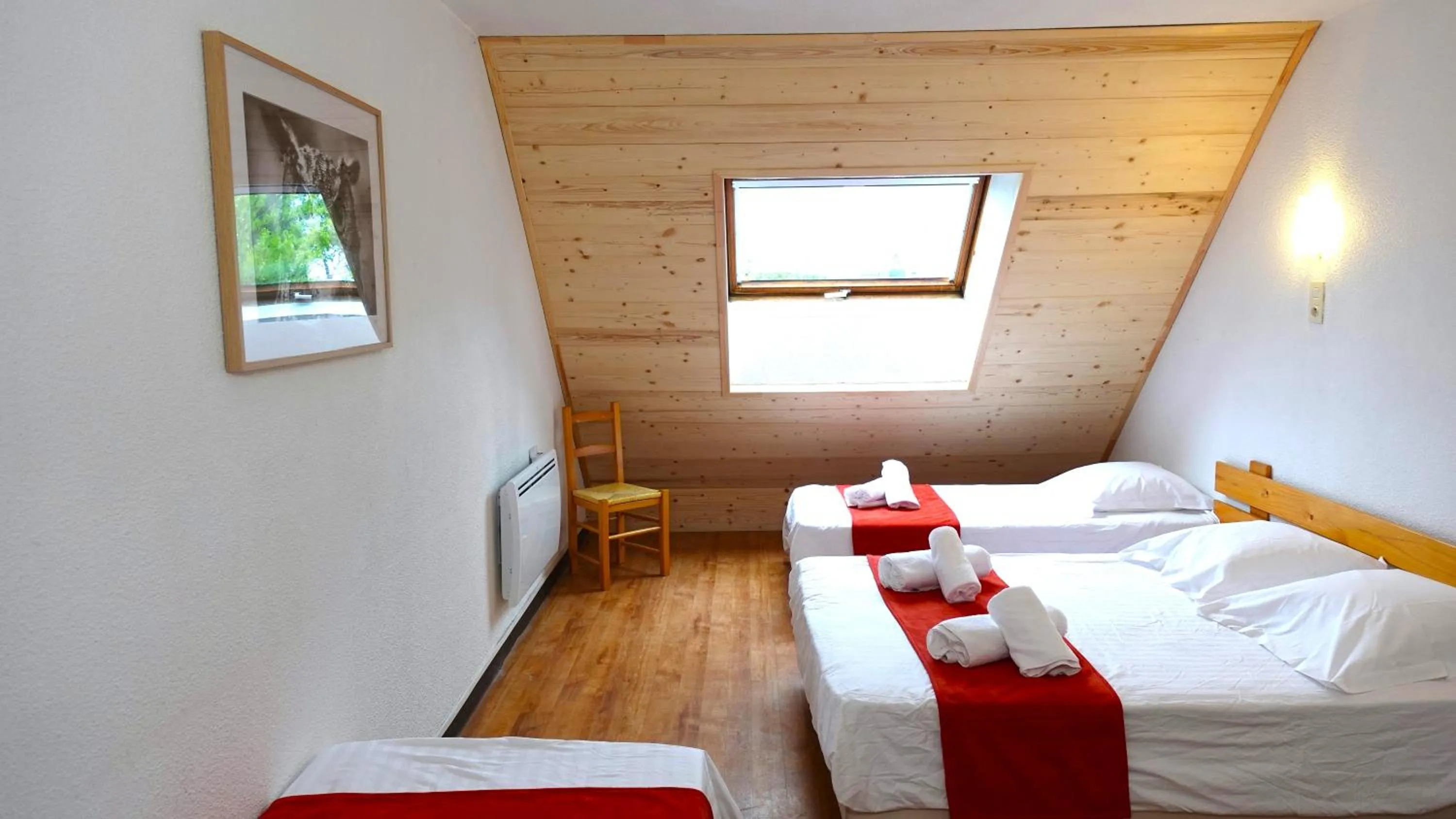 Property building, Bed in Le Balcon des Ecrins