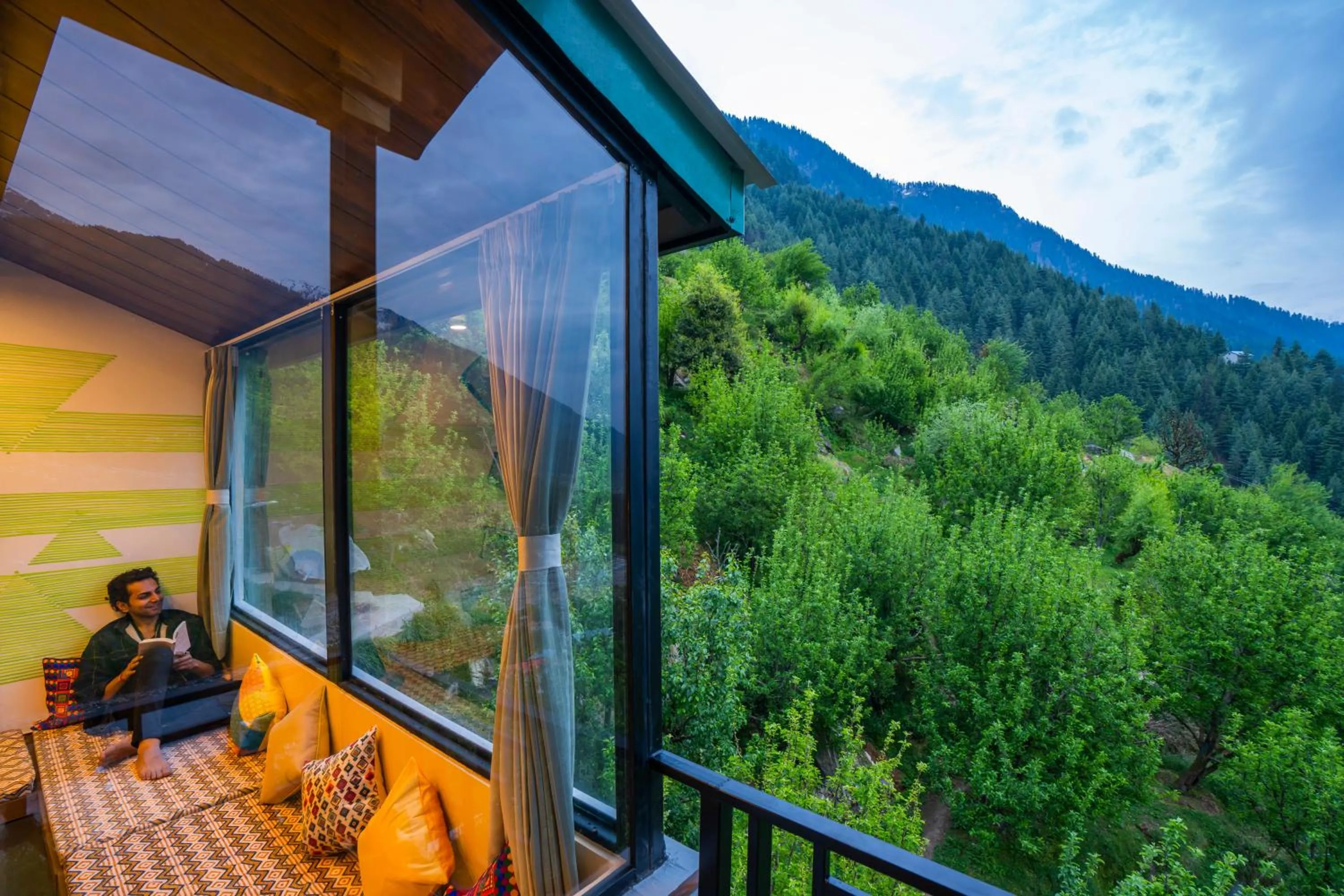 Mountain view in Zostel Manali, Vashisht