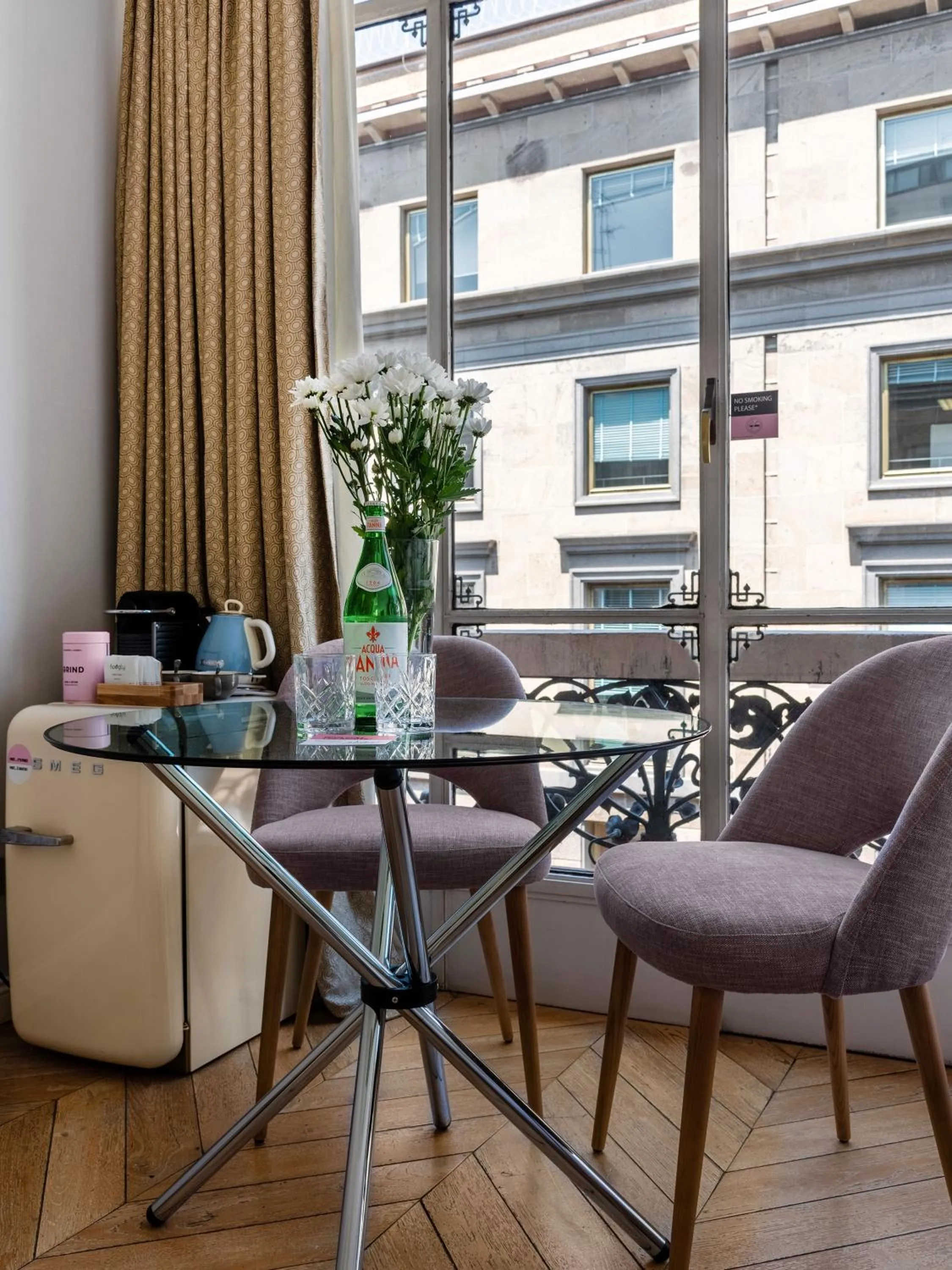 Seating area in Milan Adore