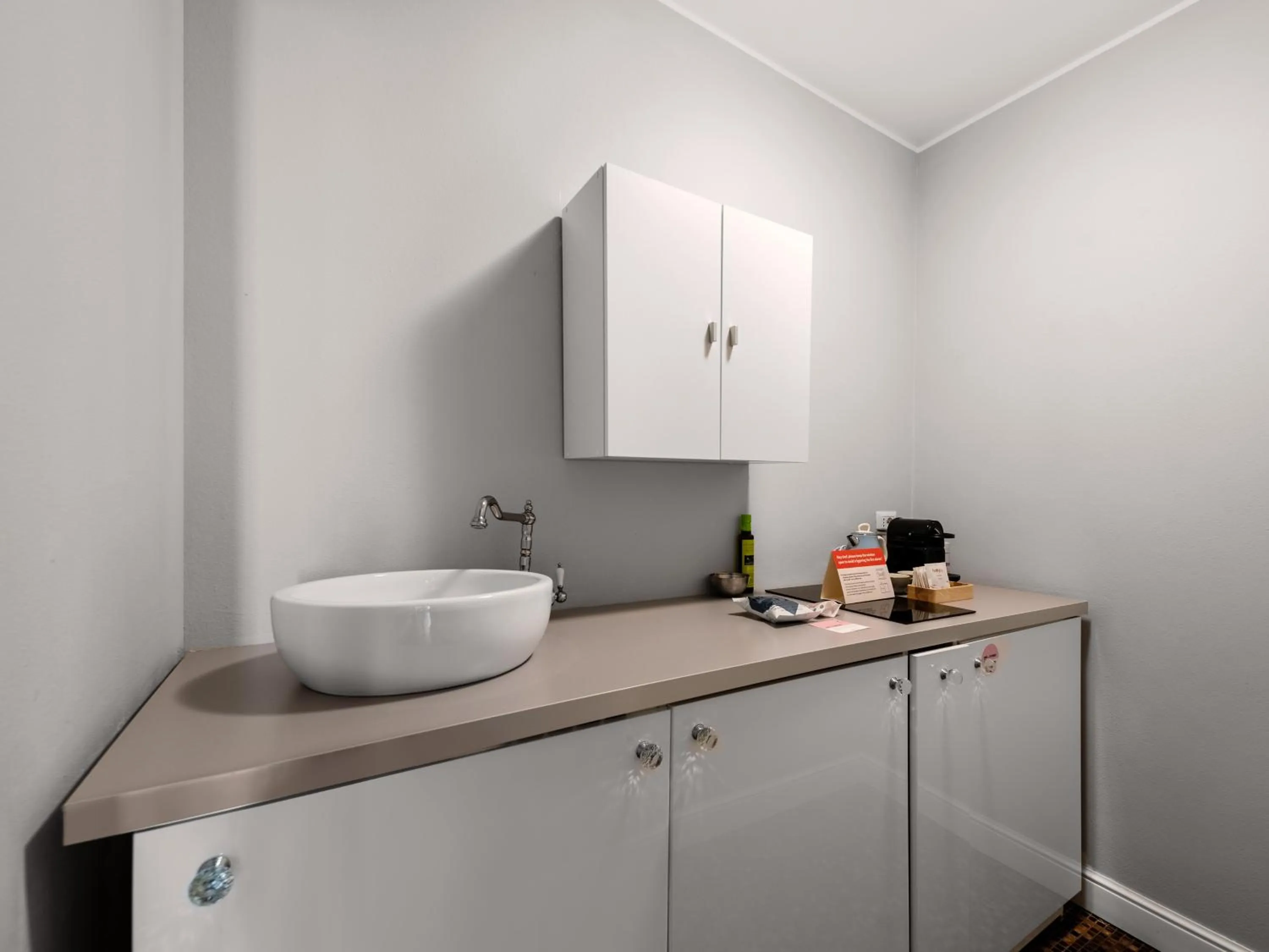 Coffee/tea facilities in Milan Adore