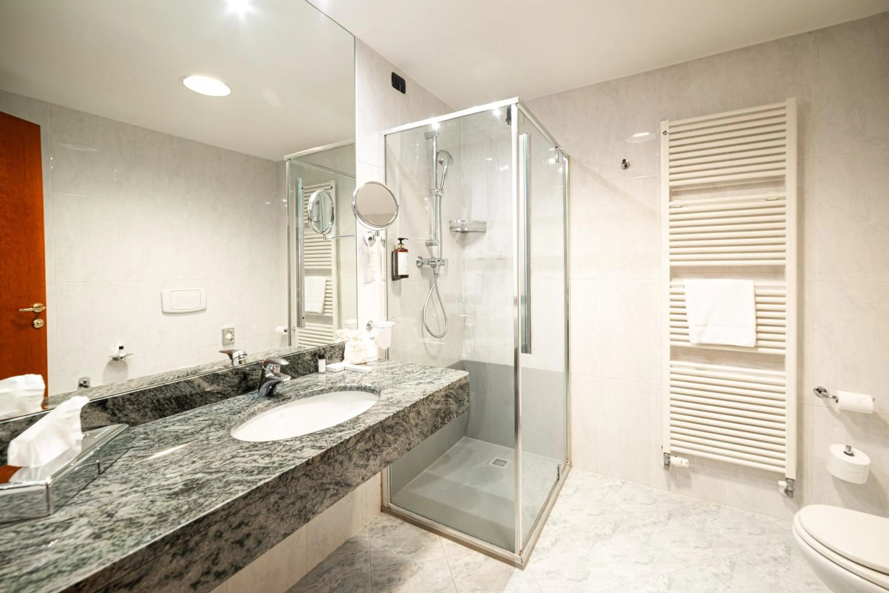 Shower in Phi Hotel Cavalieri