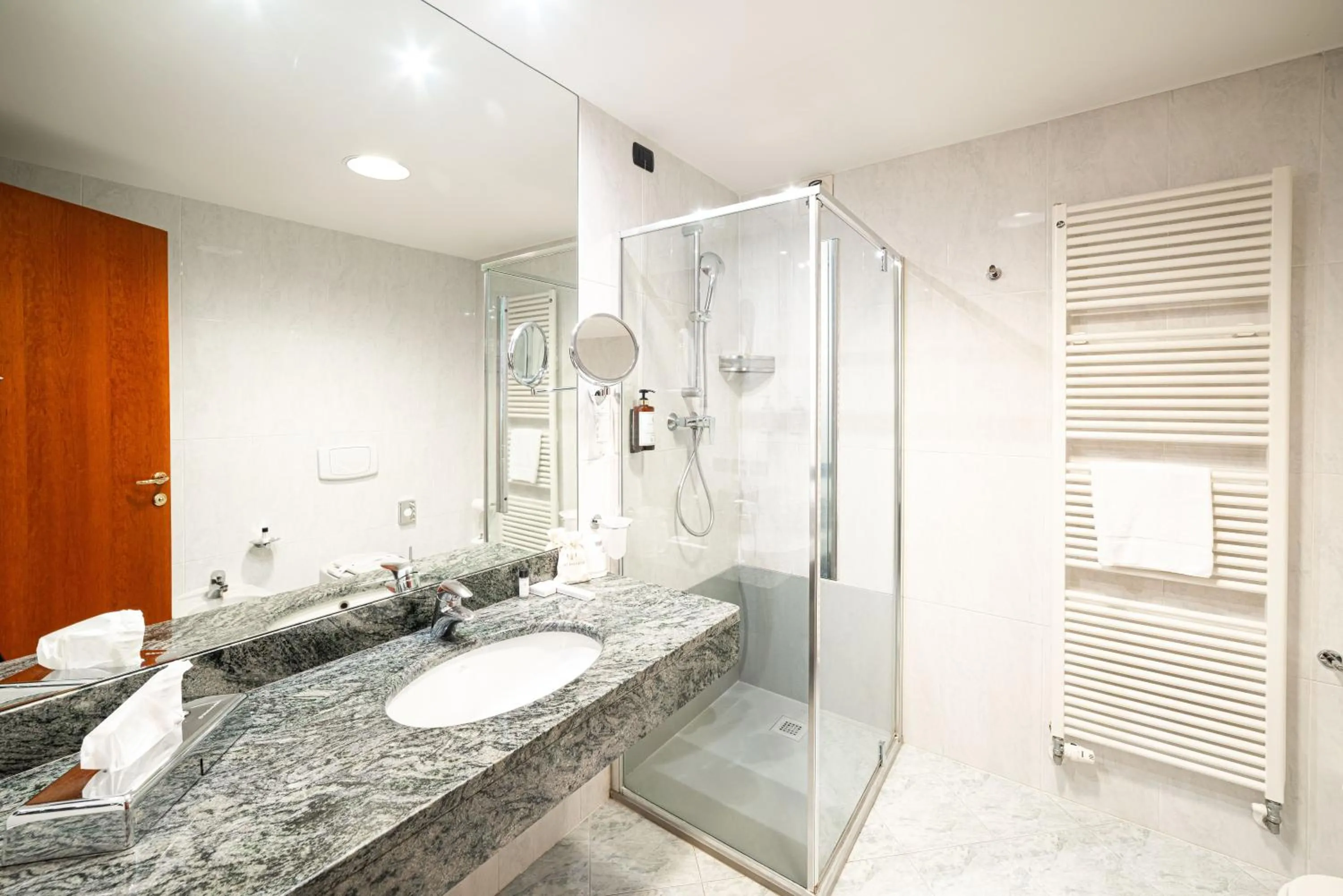 Shower in Phi Hotel Cavalieri