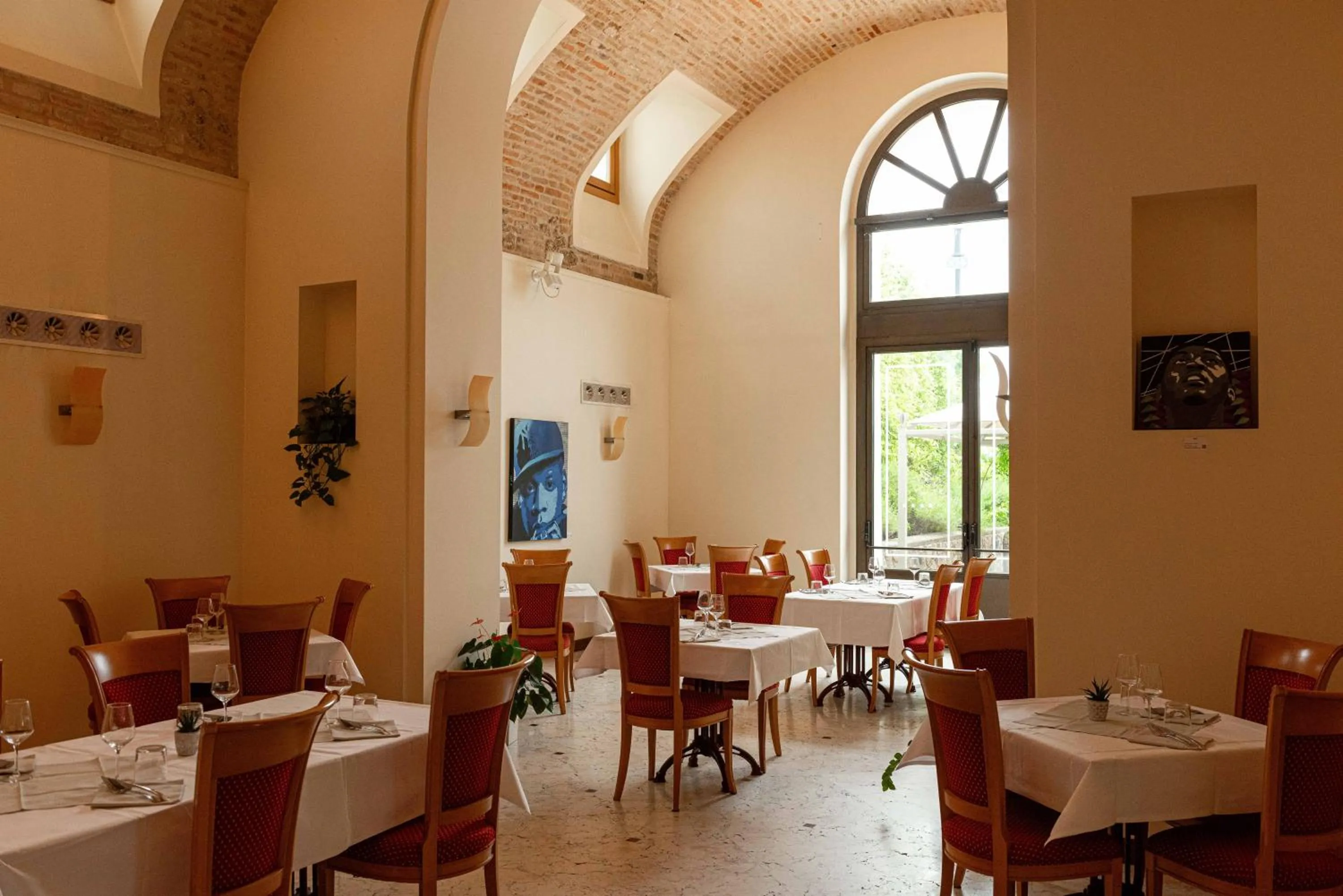 Restaurant/places to eat in Phi Hotel Astoria