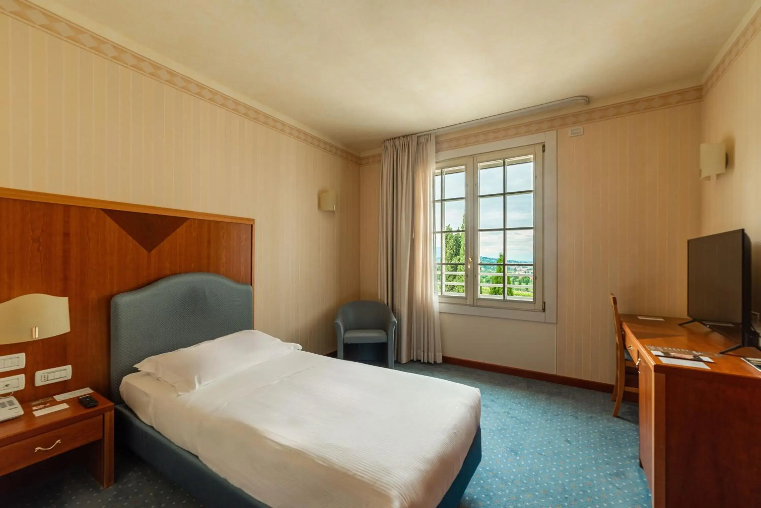 Single Room in Phi Hotel Astoria Single Room in Phi Hotel Astoria