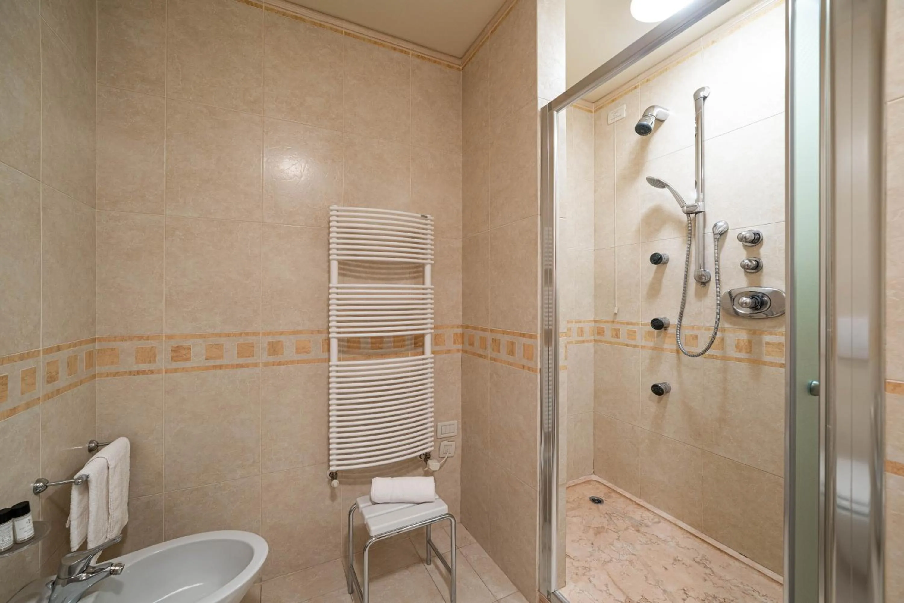 Shower in Phi Hotel Astoria