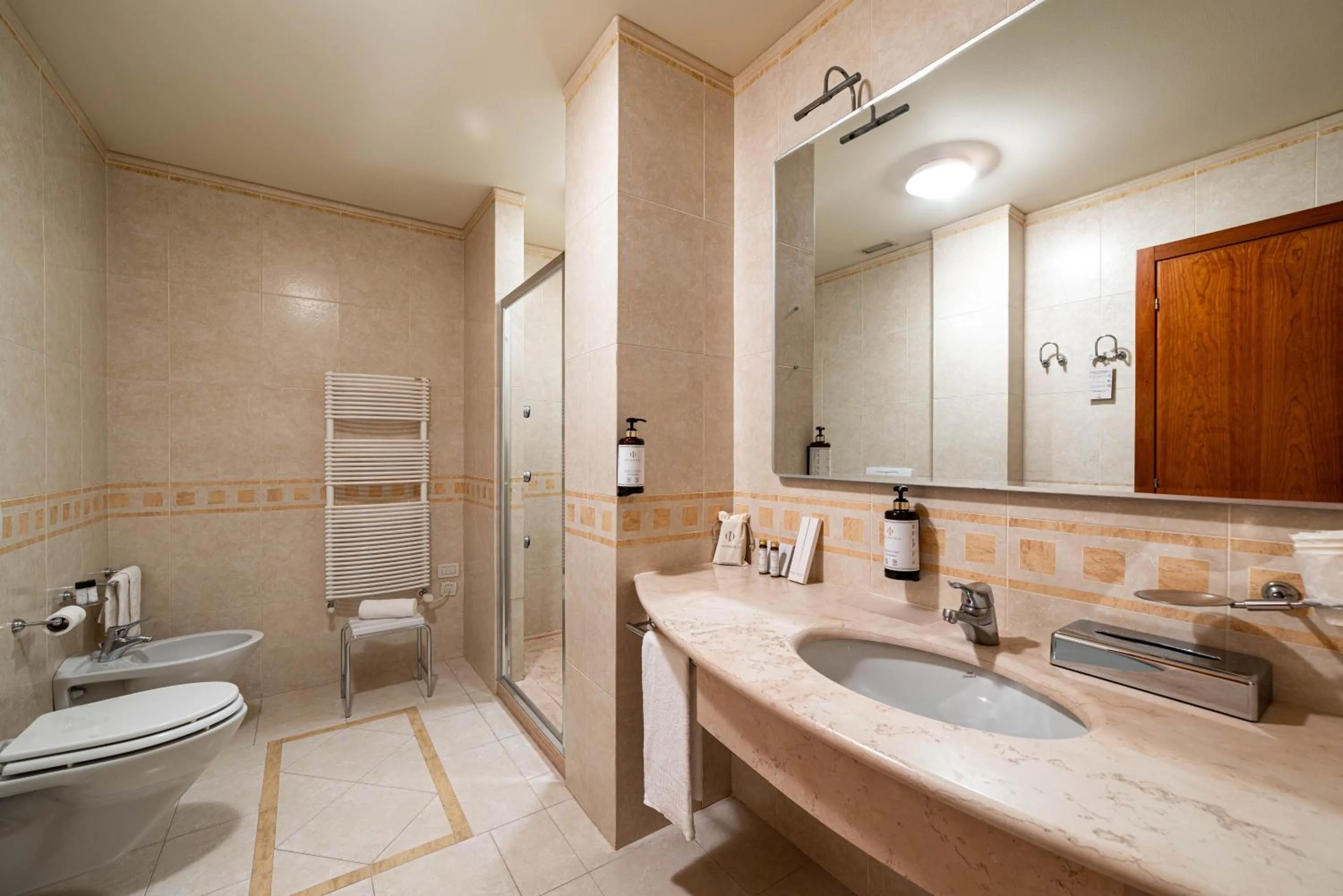 Shower in Phi Hotel Astoria