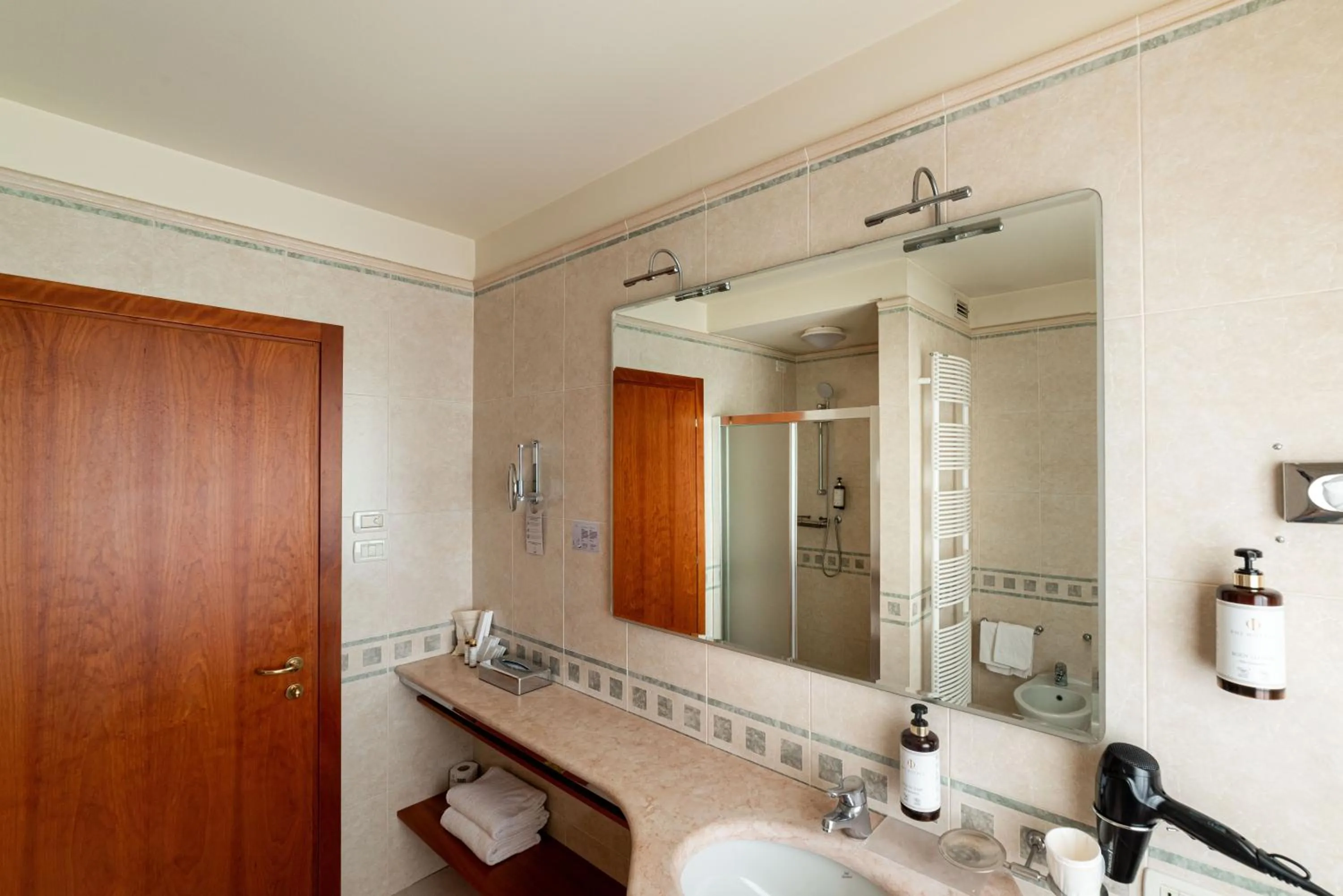 Shower in Phi Hotel Astoria