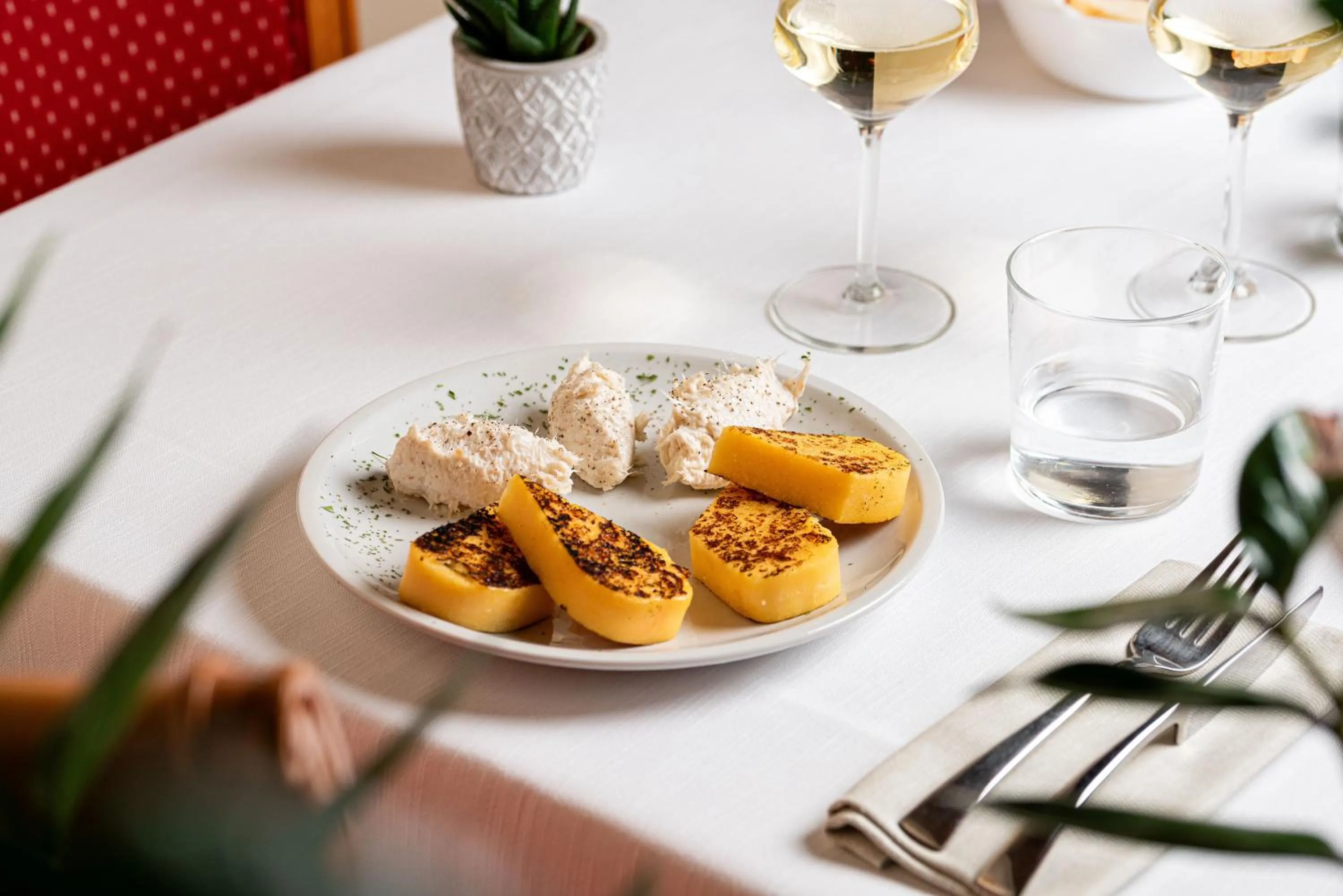 Restaurant/places to eat in Phi Hotel Astoria