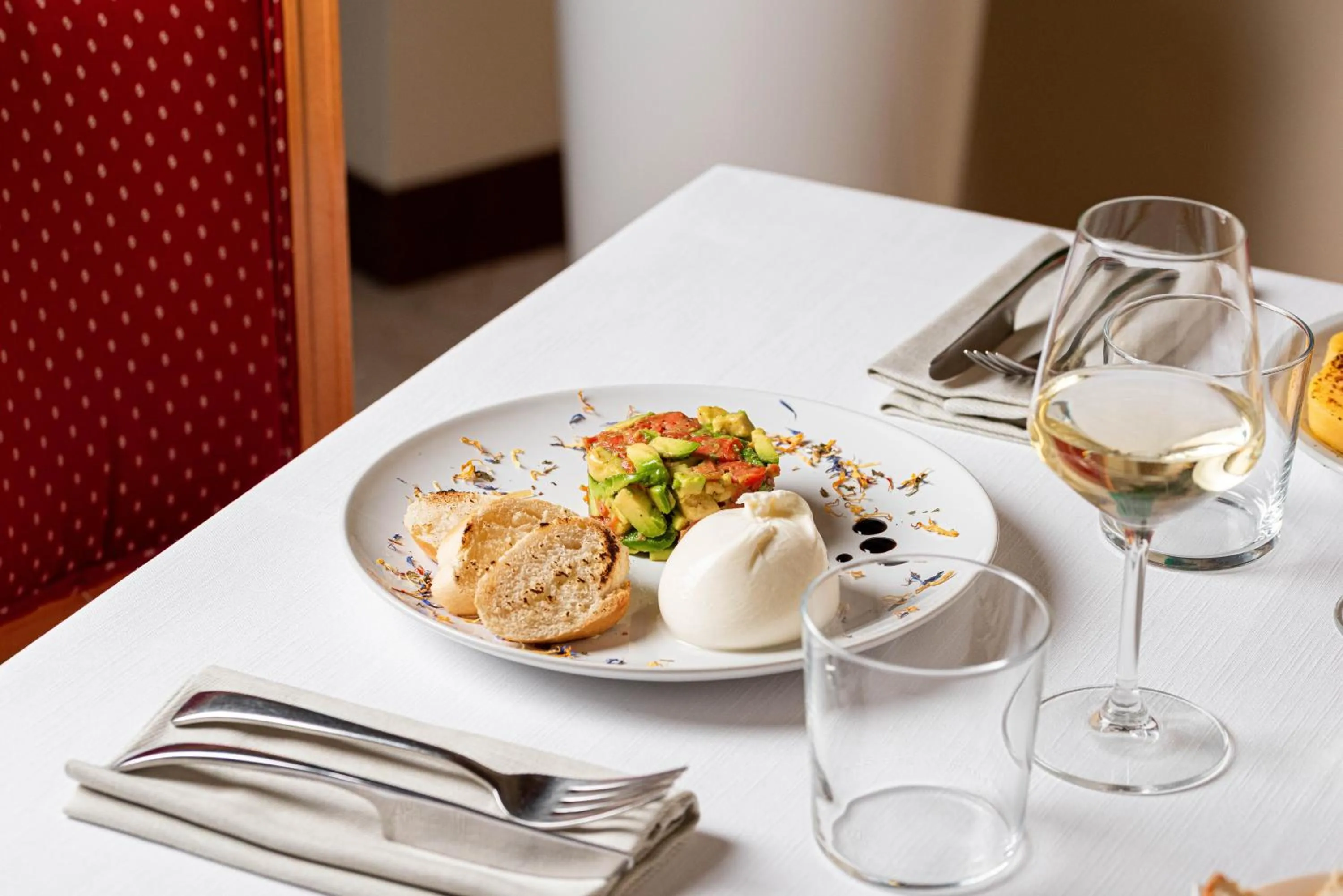 Restaurant/places to eat in Phi Hotel Astoria