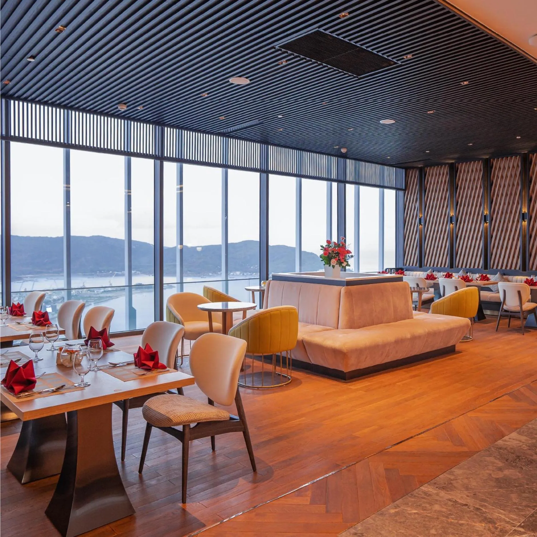 Restaurant/places to eat in TMS Sea Condotel View Biển