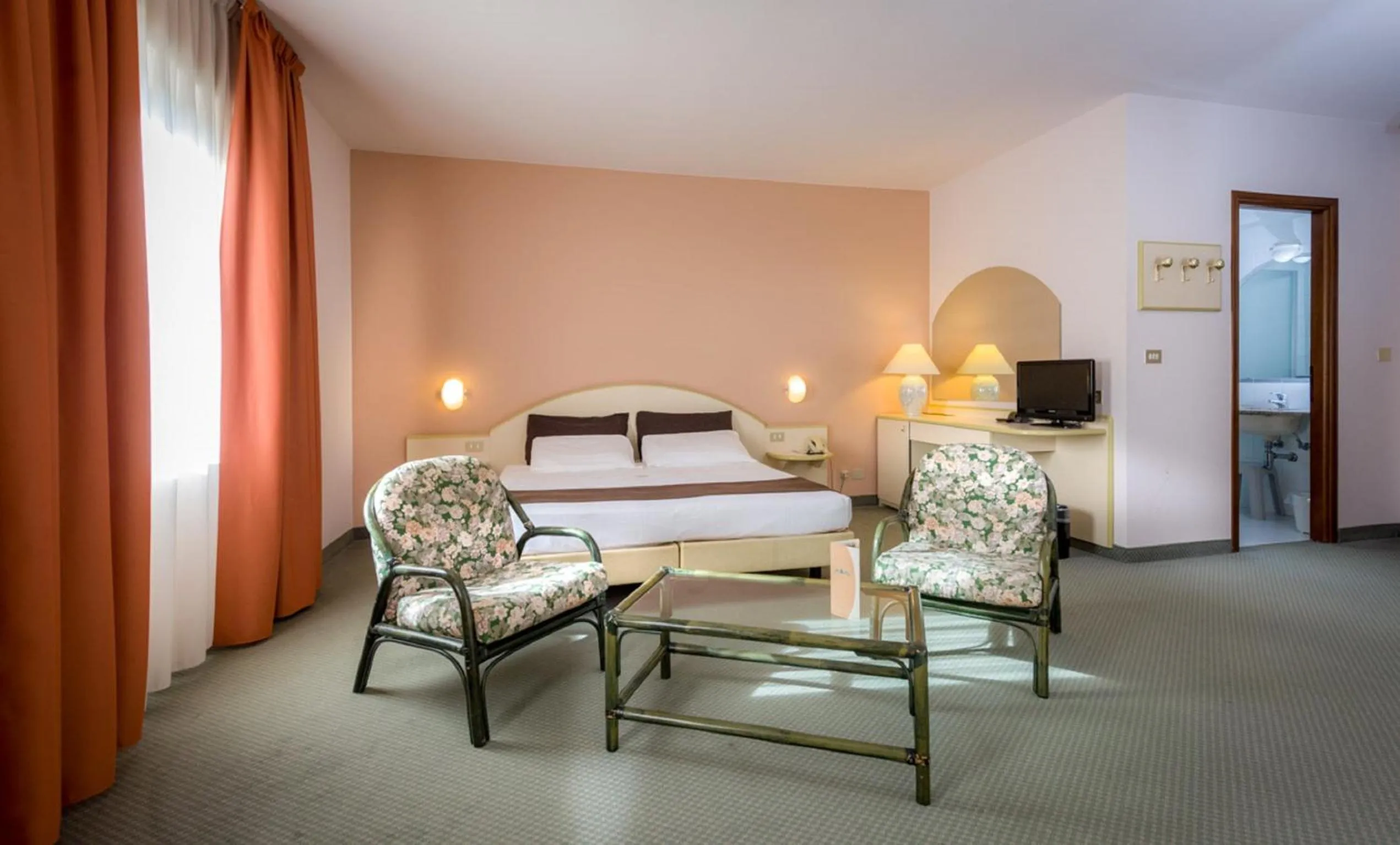 Photo of the whole room, Bed in Hotel Des Alpes