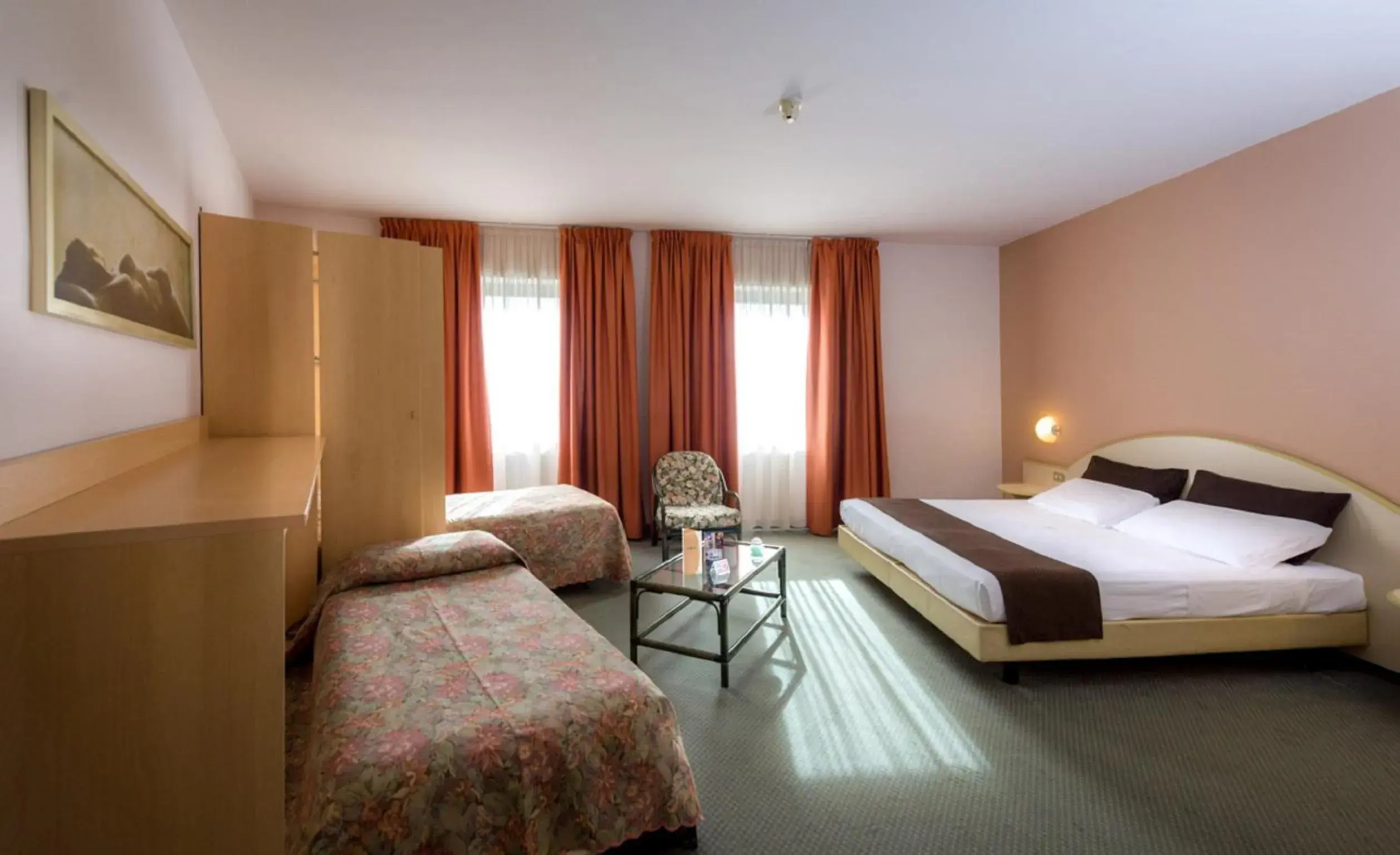 Quadruple Room in Hotel Des Alpes Quadruple Room in Hotel Des Alpes