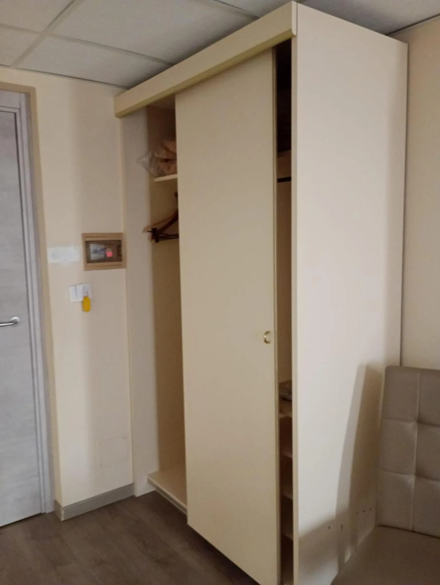 wardrobe in Hotel Des Alpes