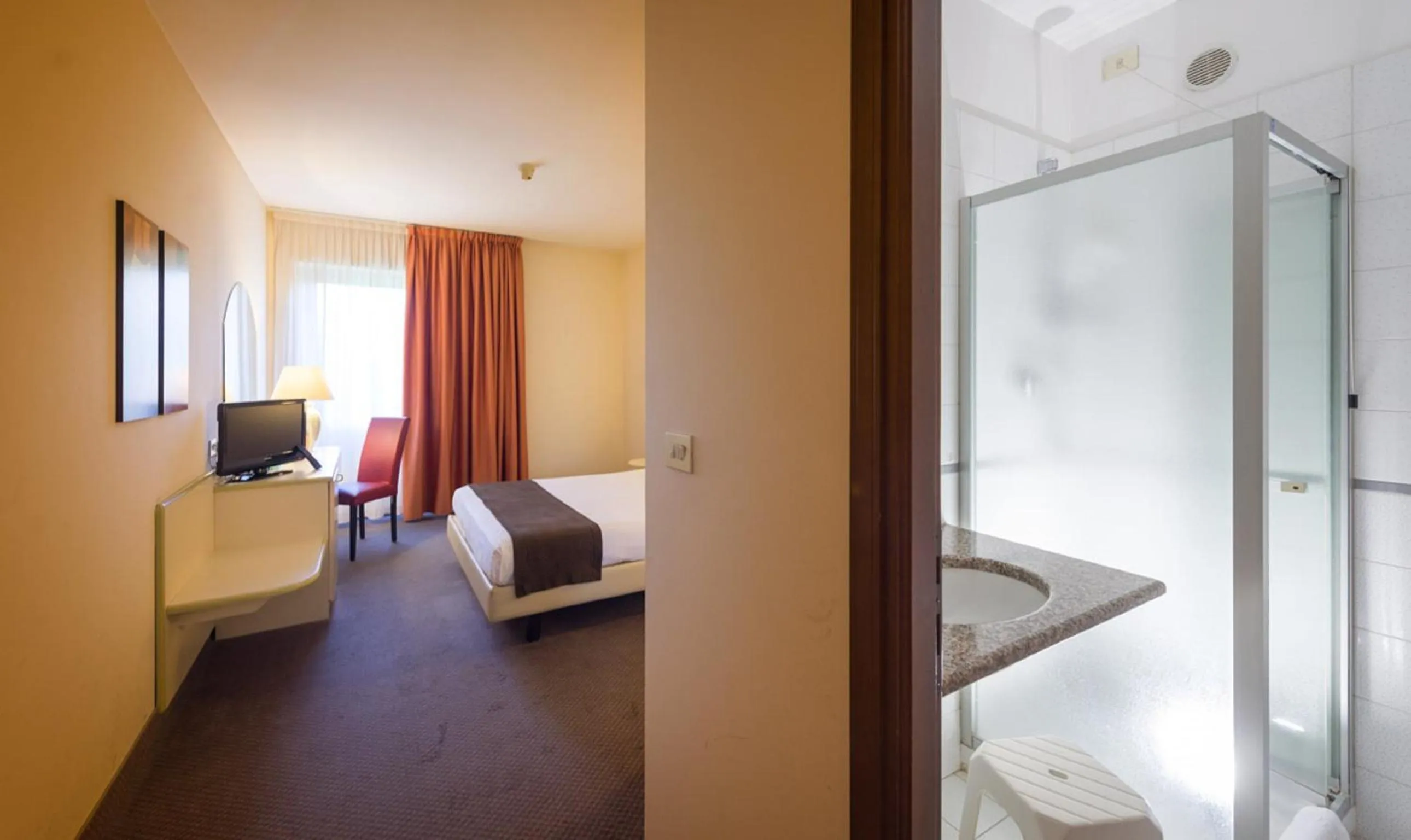 Bathroom, Bed in Hotel Des Alpes