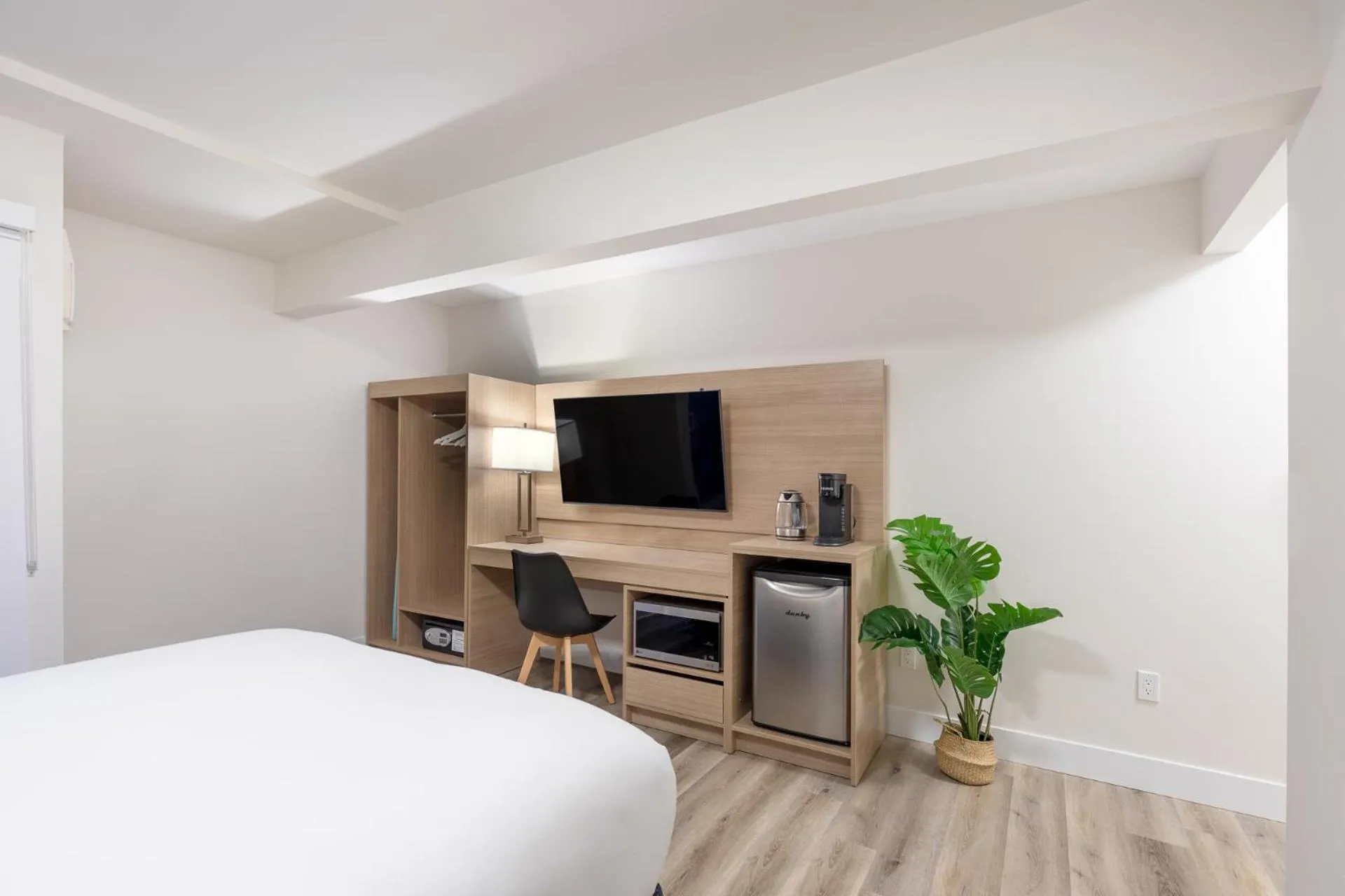 Bedroom, Bed in Harrison Grand Motel