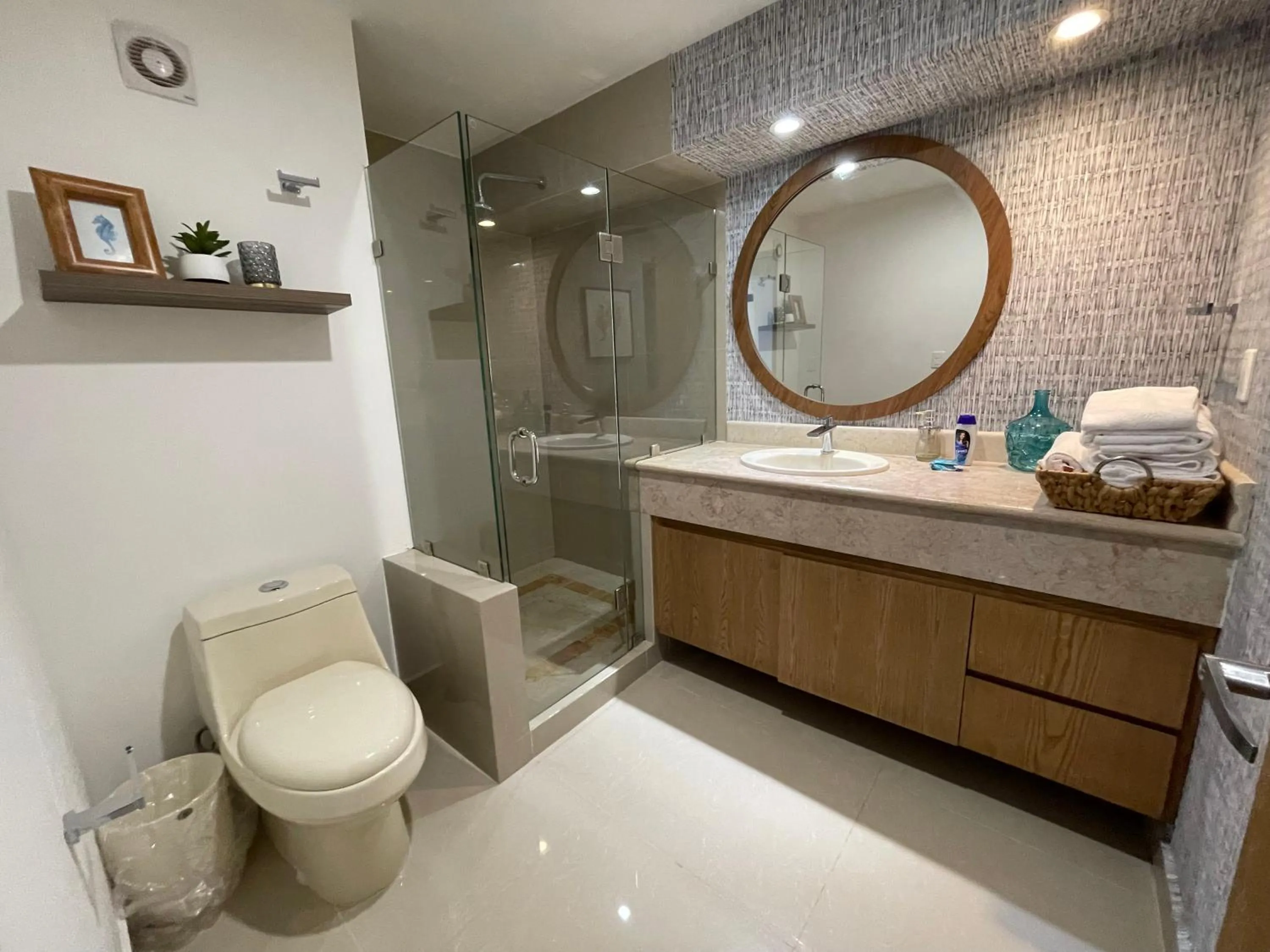 Shower in Quintas Del Mar II condominio con vista al mar