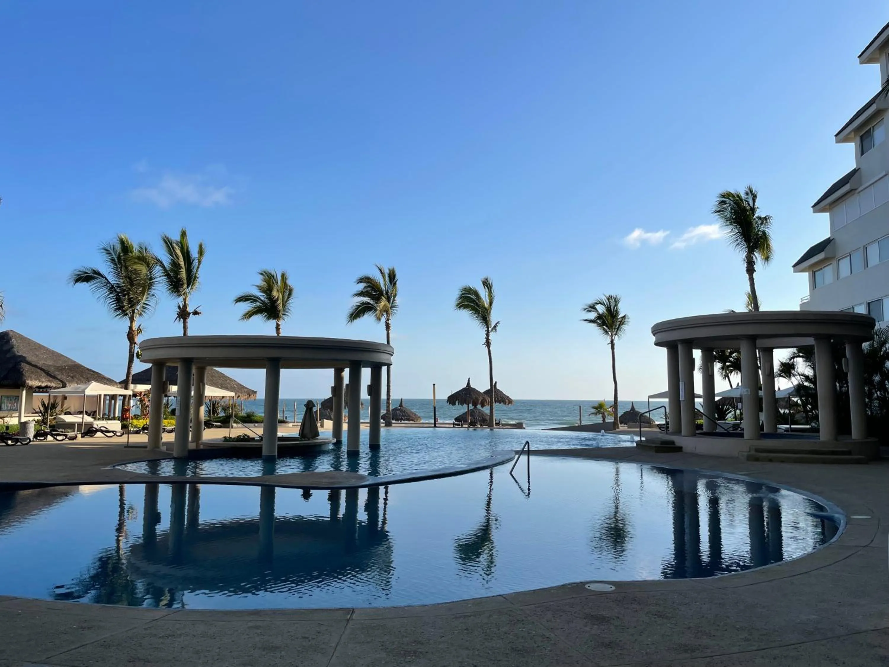 Pool view in Quintas Del Mar II condominio con vista al mar