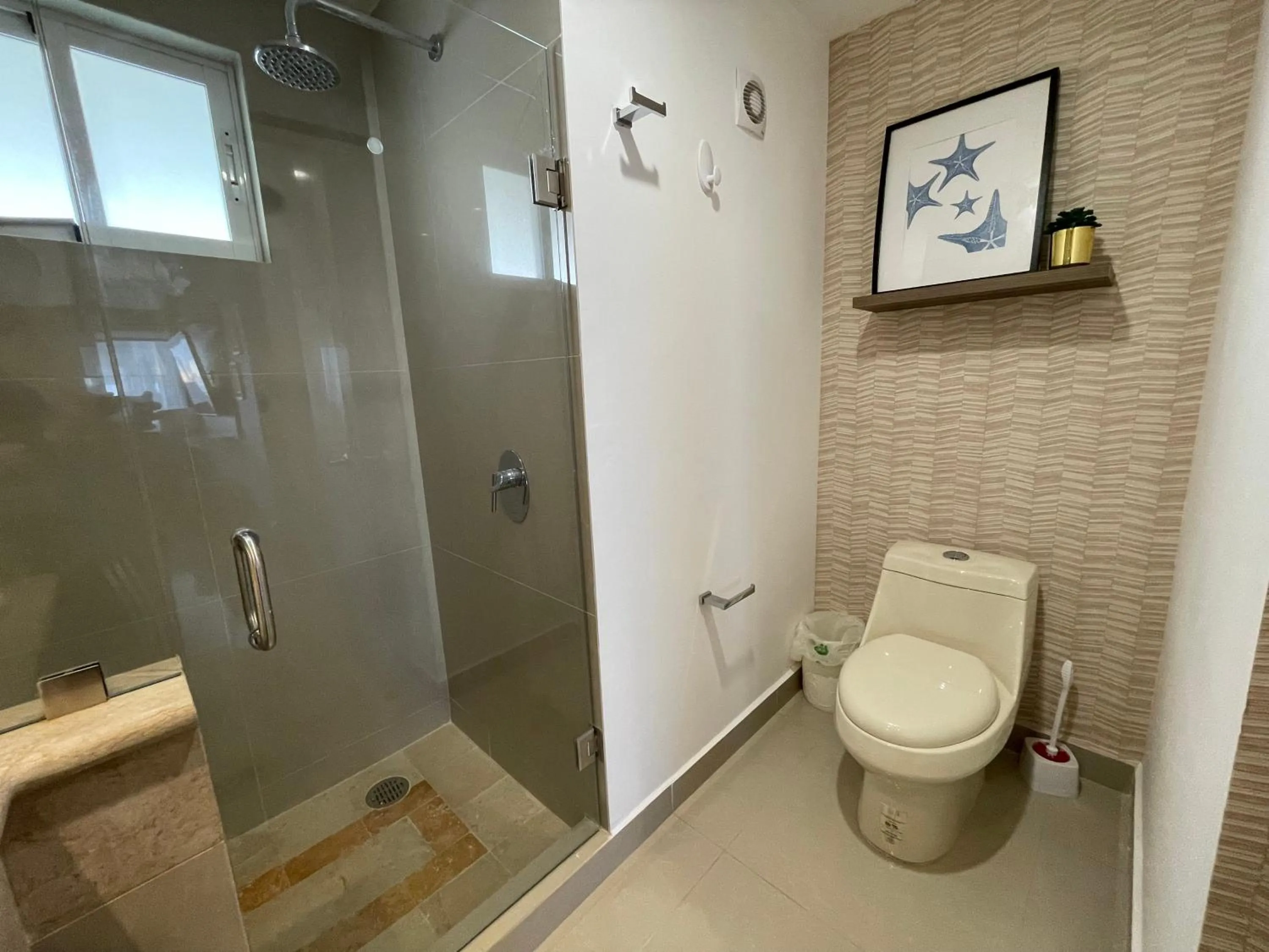 Shower in Quintas Del Mar II condominio con vista al mar