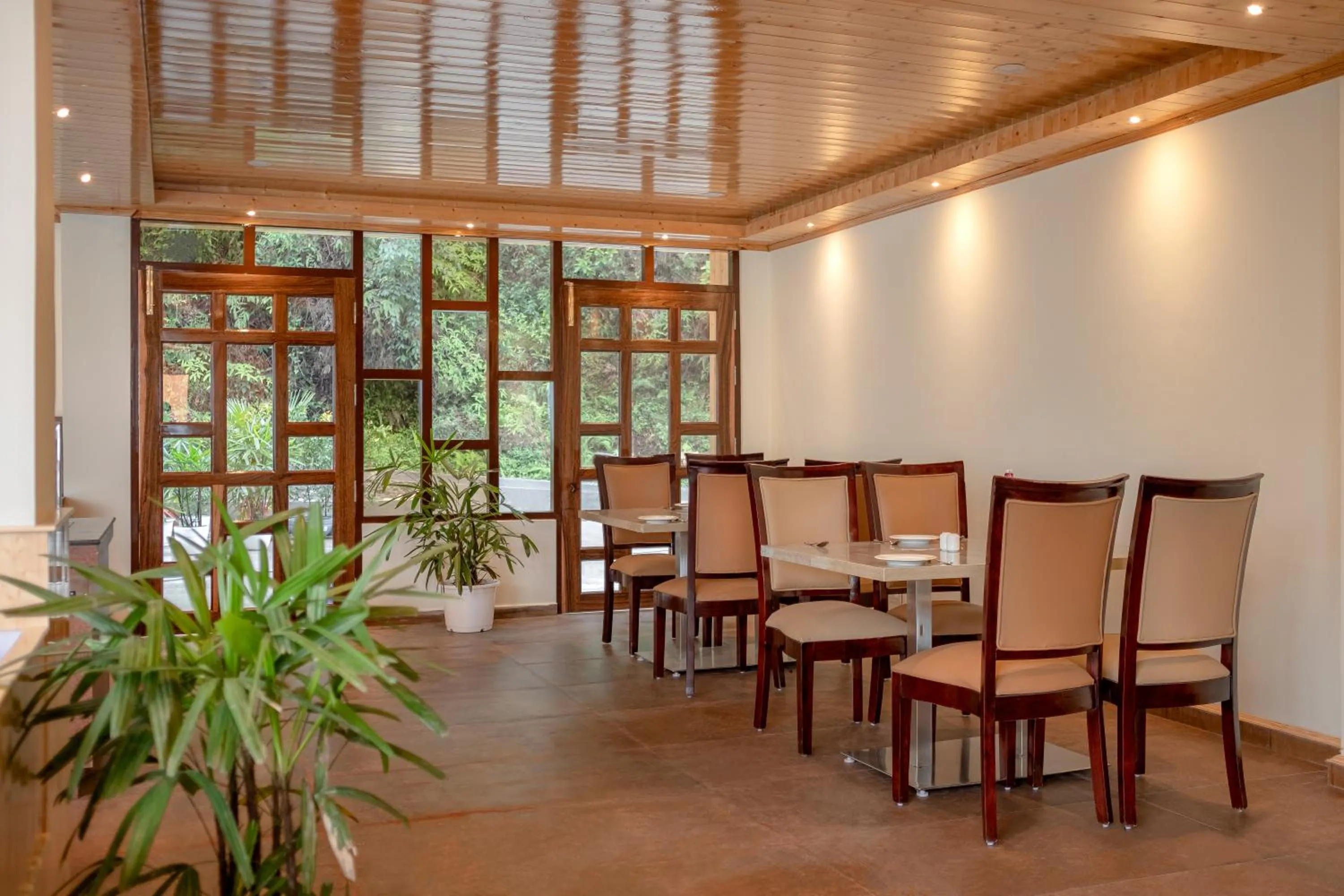 Restaurant/places to eat in Treenz Hotel