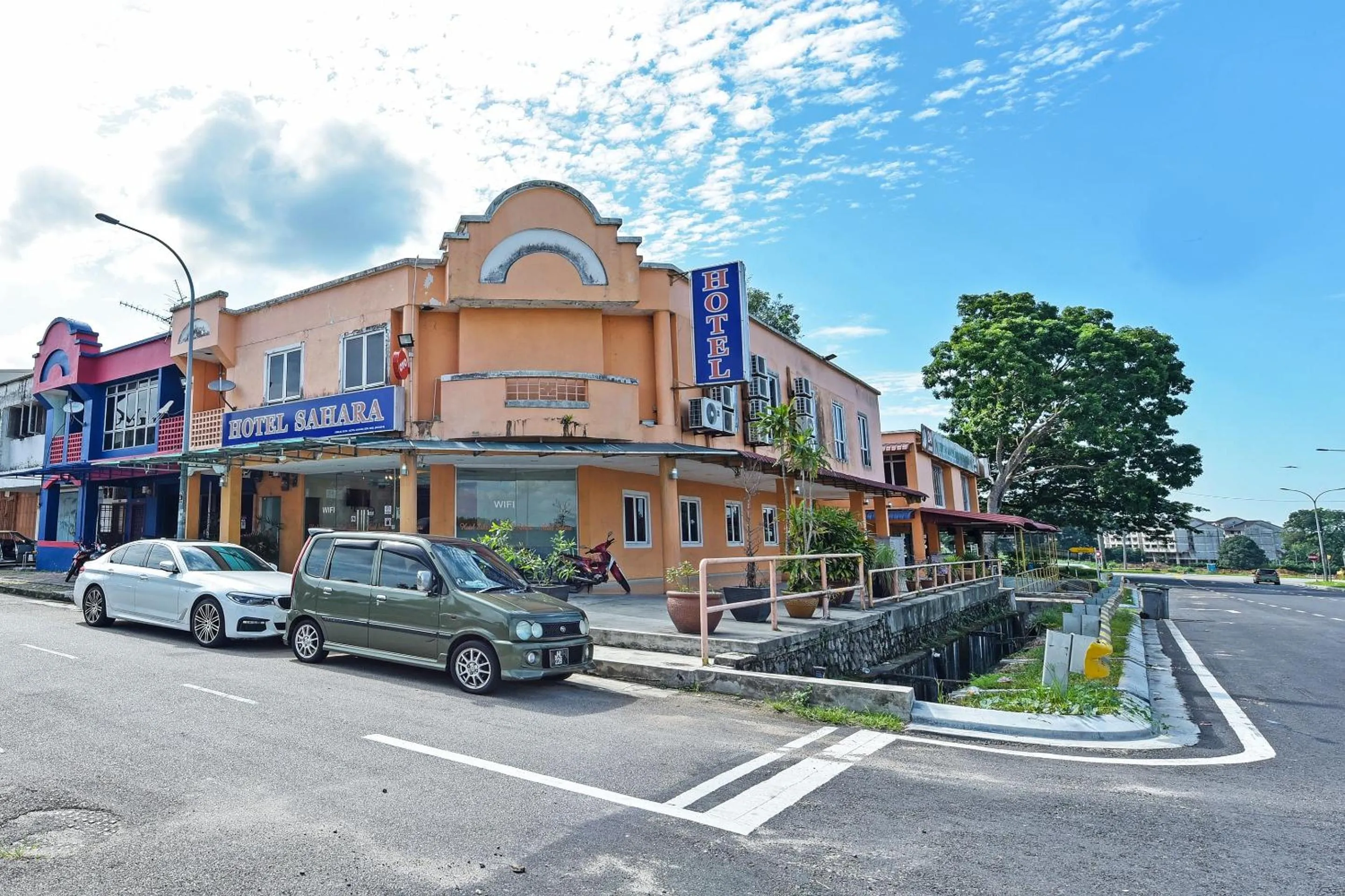 Facade/entrance in OYO 90510 Hotel Sahara