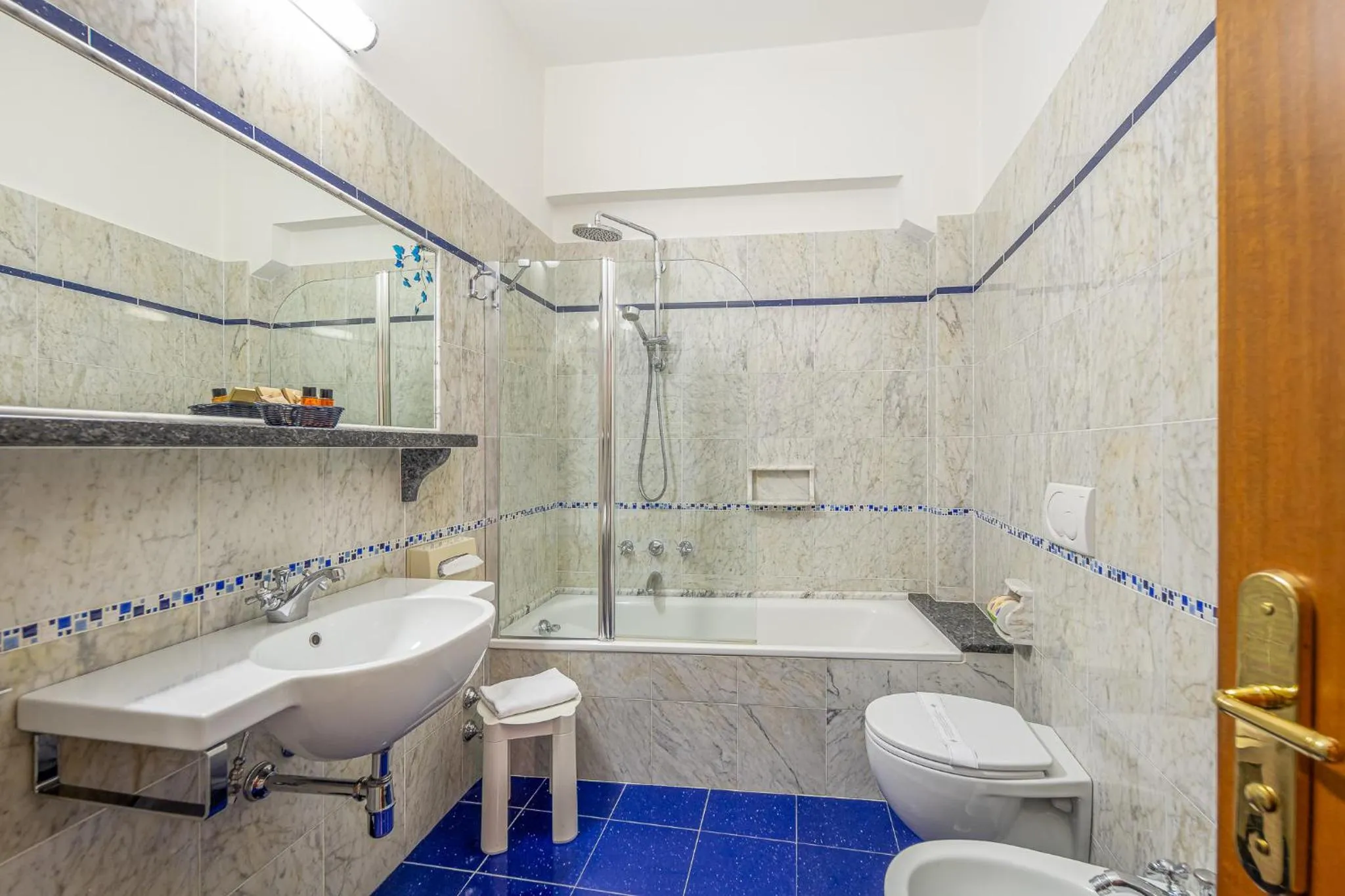 Shower in Hotel City