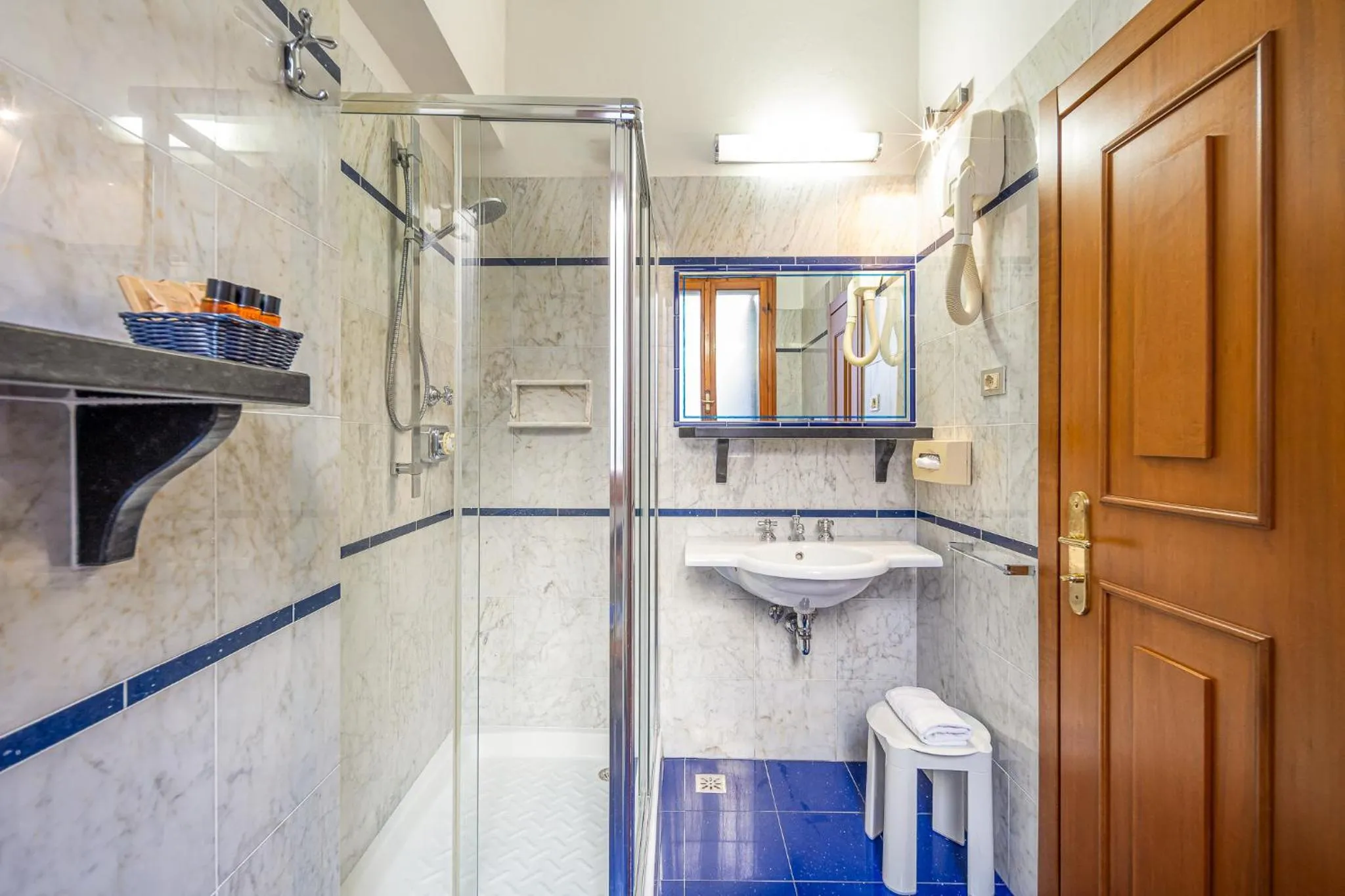 Shower in Hotel City