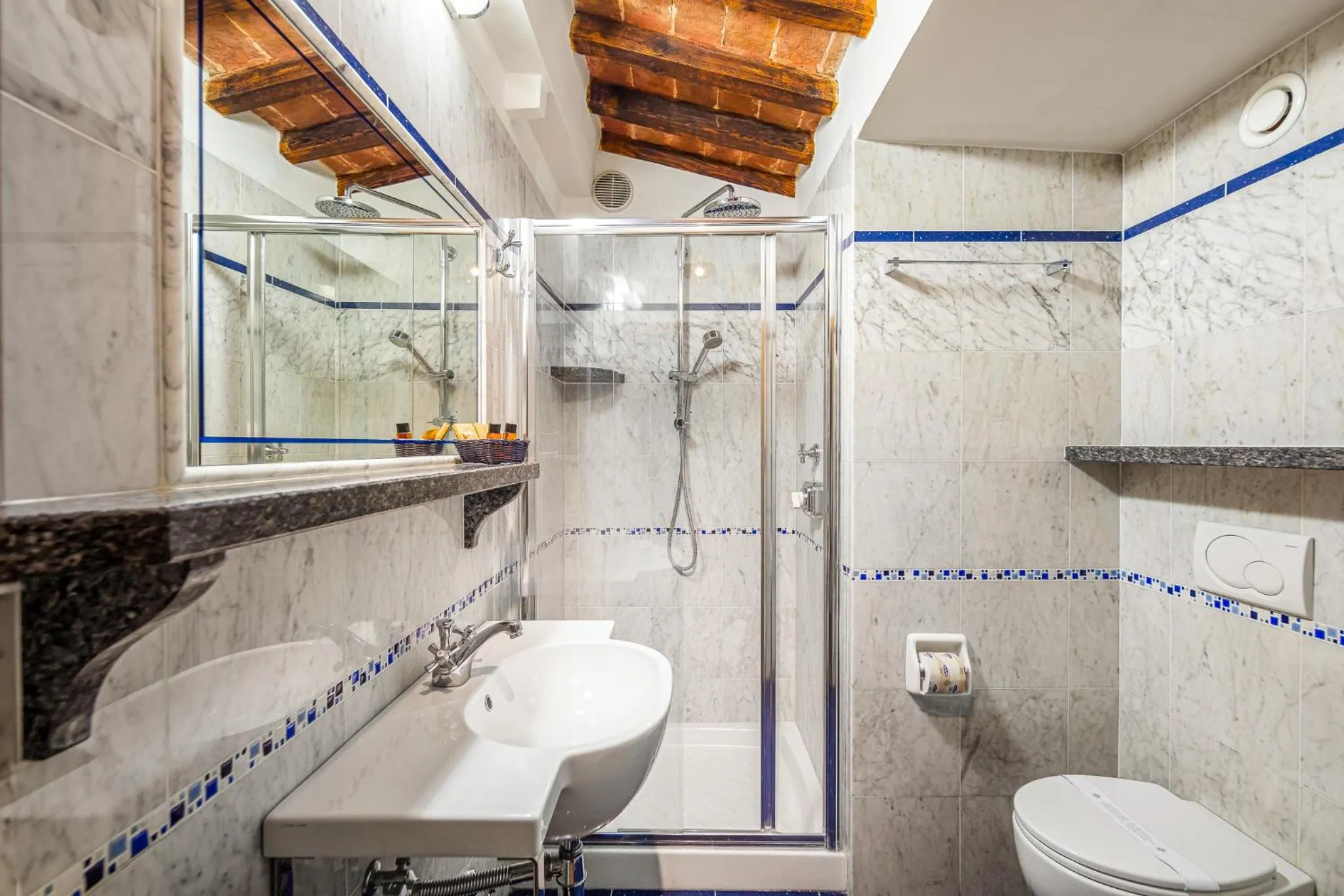 Shower in Hotel City