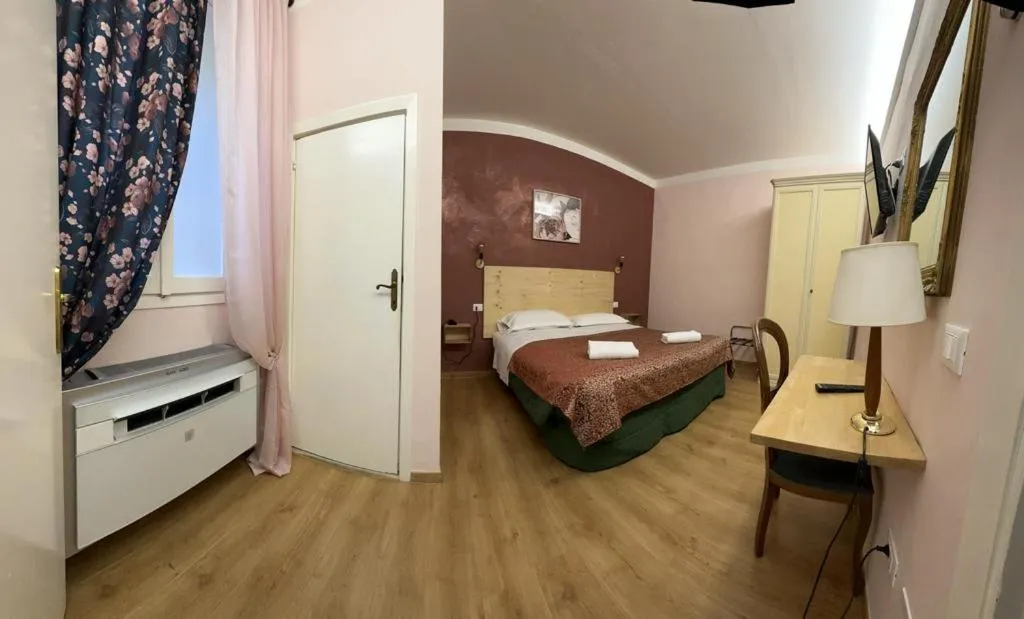 Bedroom, Bed in PICCOLO HOTEL Nel Centro Storico di Firenze